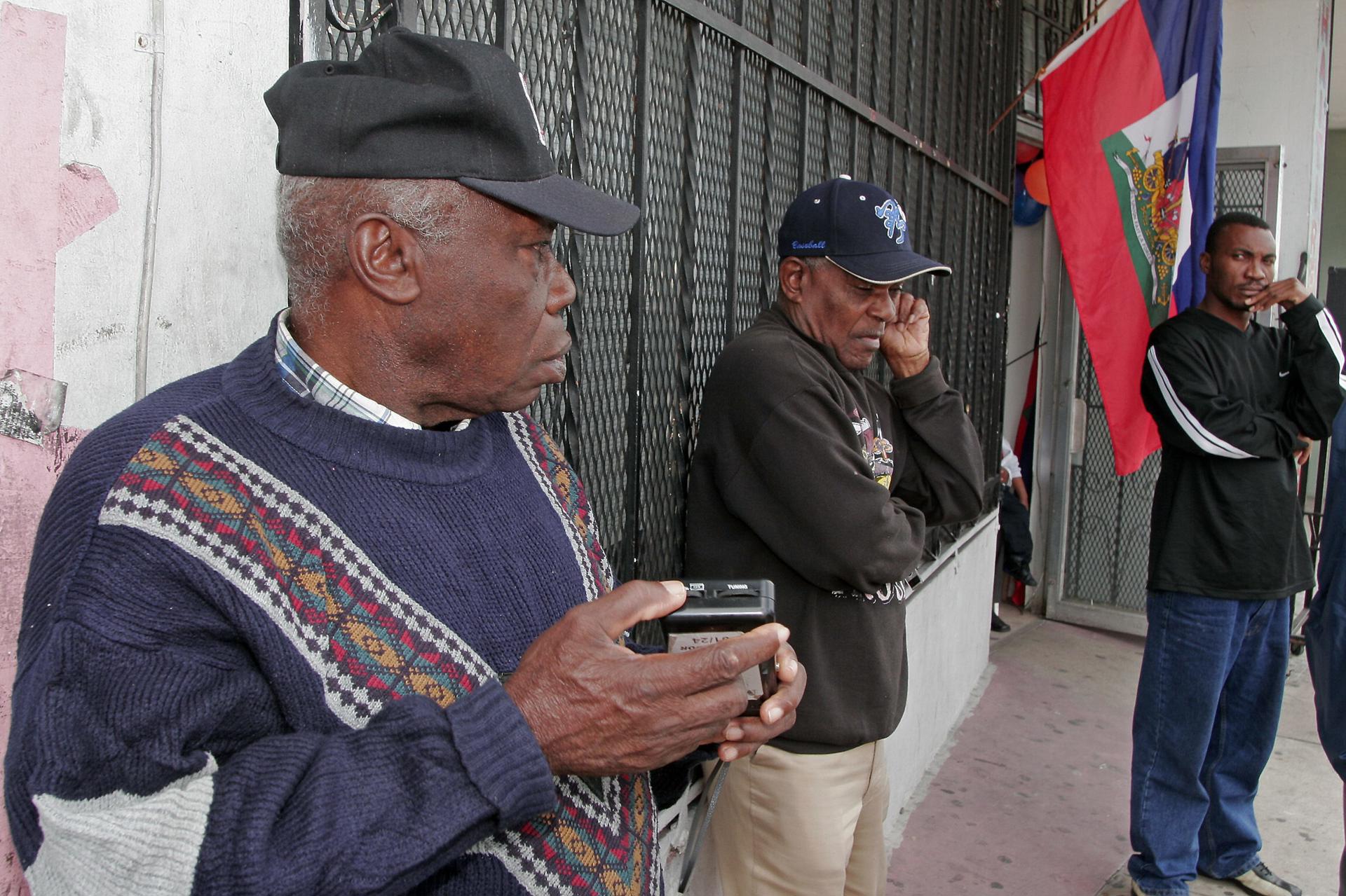 Fotografía de archivo de un grupo de haitianos en una calle de Miami (FL, EEUU). EFE/John Riley