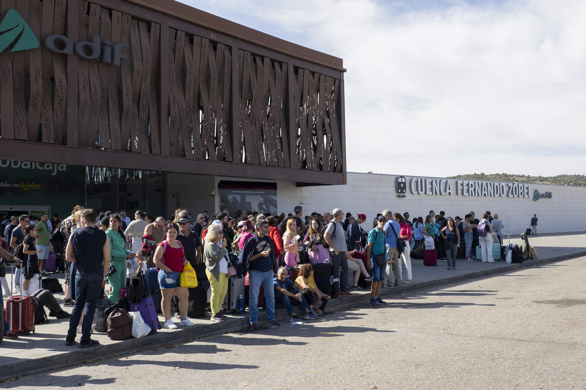 Más de 400 viajeros de un tren Avlo que hacia el trayecto entre Murcia y Valladolid han pasado la noche de este lunes en un polideportivo de Cuenca, donde han sido remolcados tras varias horas parados en el tren.  EFE/ José Del Olmo