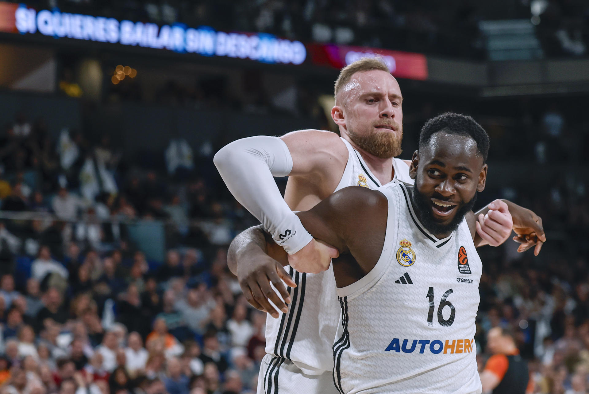 Los jugadores del Real Madrid Dzanan Musa (i) y Usman Garuba durante el encuentro del Play In de la Euroliga que disputan hoy viernes Real Madrid y Bayern de Múnich en el Movistar Arena, en Madrid. EFE/ Mariscal.