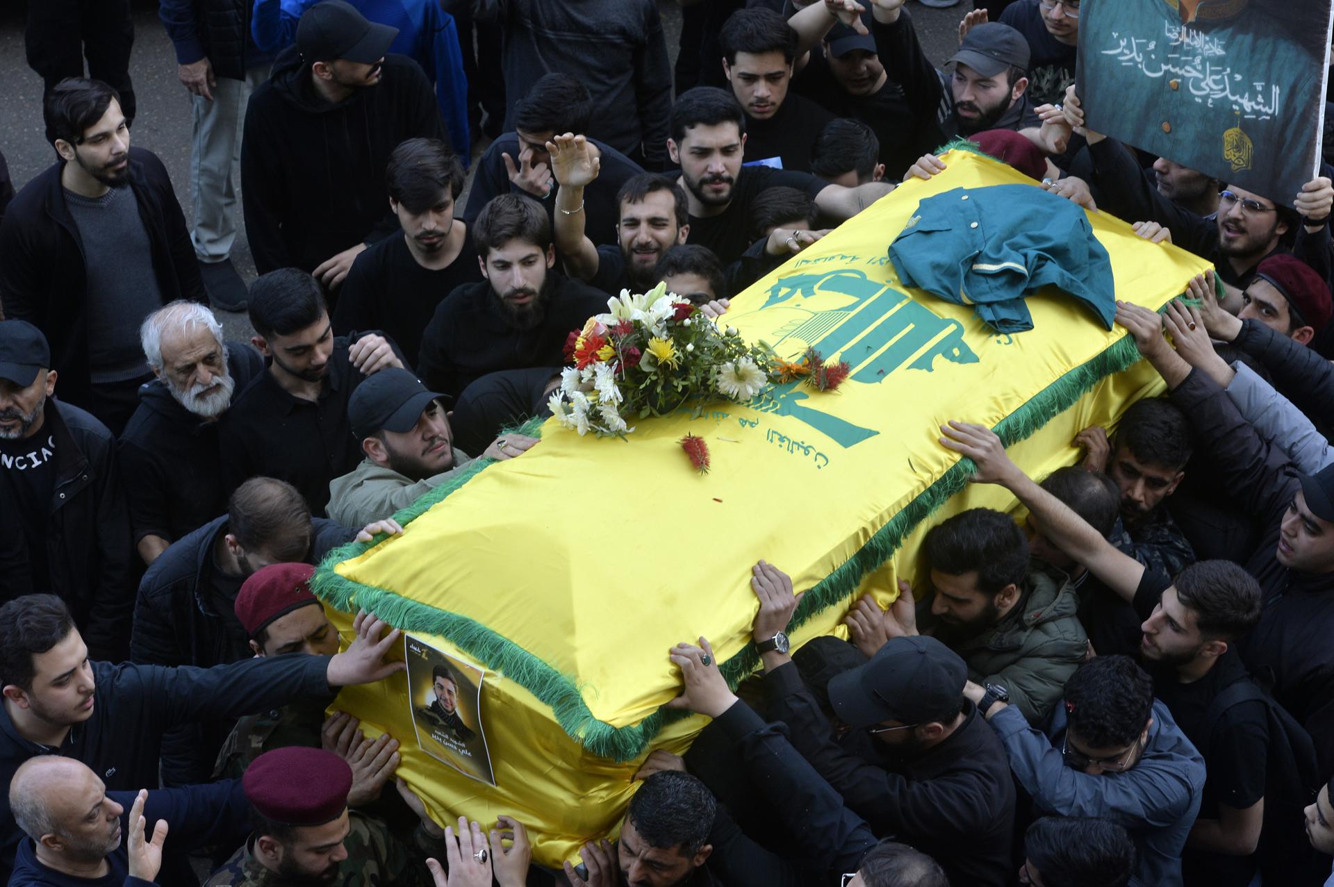 Los dolientes llevan el ataúd de Ali Badir, hijo del comandante de Hezbollah Hassan Ali Badir, durante la procesión fúnebre en Beirut, Líbano, 02 de abril de 2025. El comandante de Hezbolá, Hassan Ali Badir, y su hijo Ali Hassan Badir fueron el objetivo de un ataque aéreo israelí en los suburbios del sur de Beirut el 01 de abril. (Líbano, Hizbulá/Hezbolá) EFE/EPA/WAEL HAMZEH