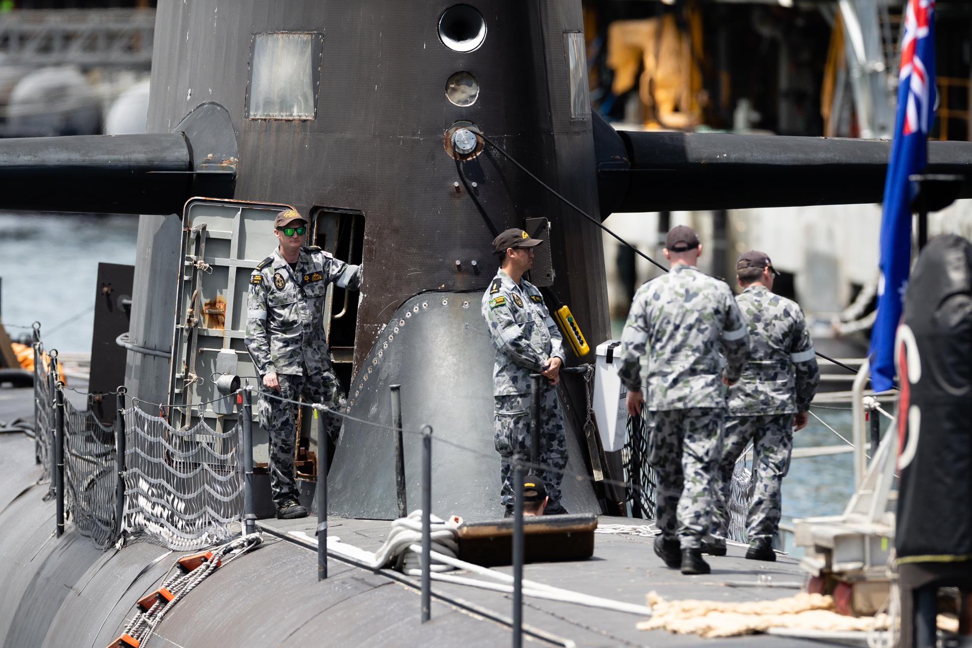 Tripulantes de un submarino australiano en la base HMAS Stirling de la Marina Real Australiana en Perth, Australia Occidental, Australia, en una imagen de archivo. EFE/EPA/RICHARD WAINWRIGHT AUSTRALIA AND NEW ZEALAND OUT[AUSTRALIA AND NEW ZEALAND OUT]