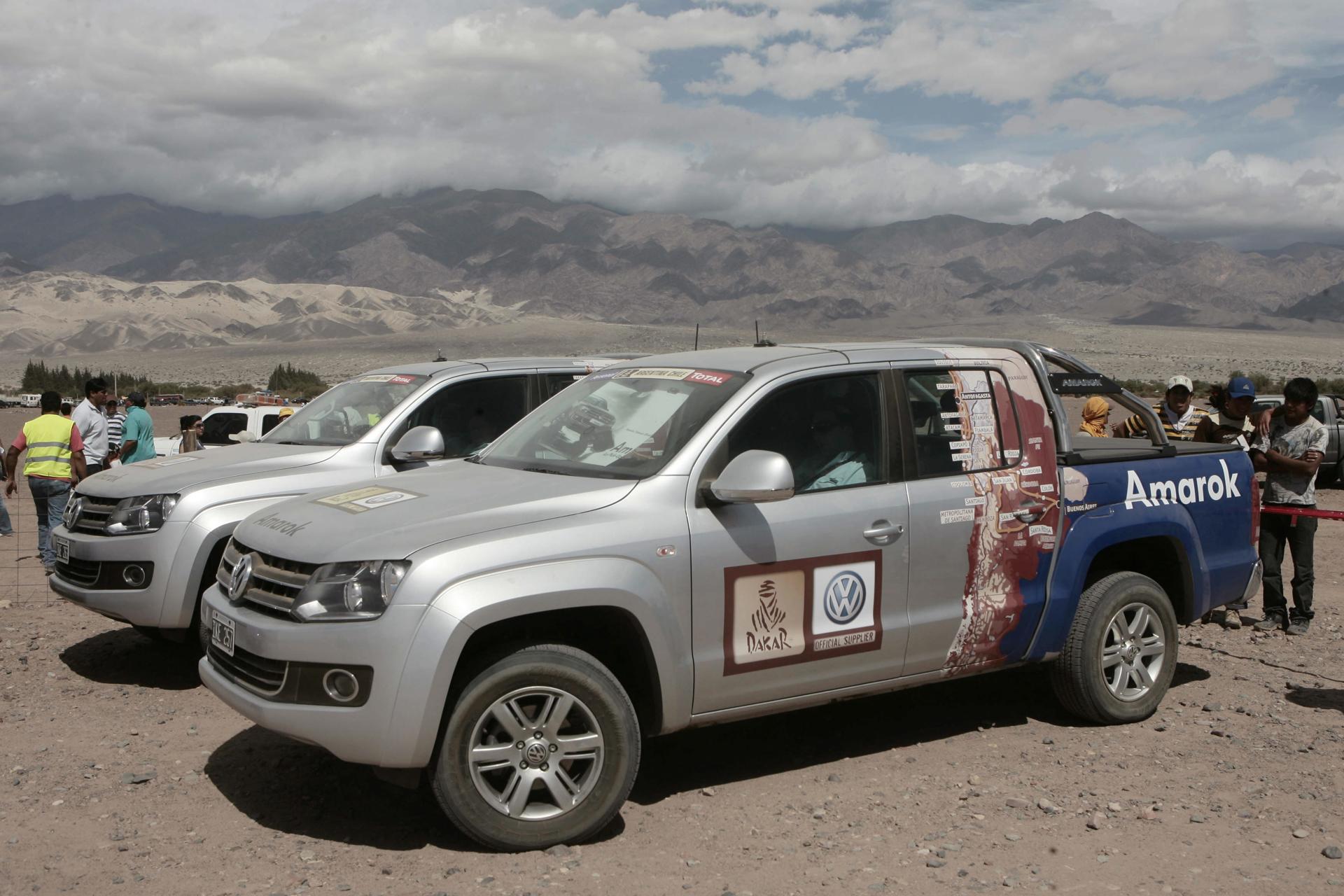 Fotografía de archivo en la que se ven dos camionetas Volkswagen Amarok, en la localidad de Fiambalá, provincia argentina de Catamarca. EFE/Cézaro De Luca
