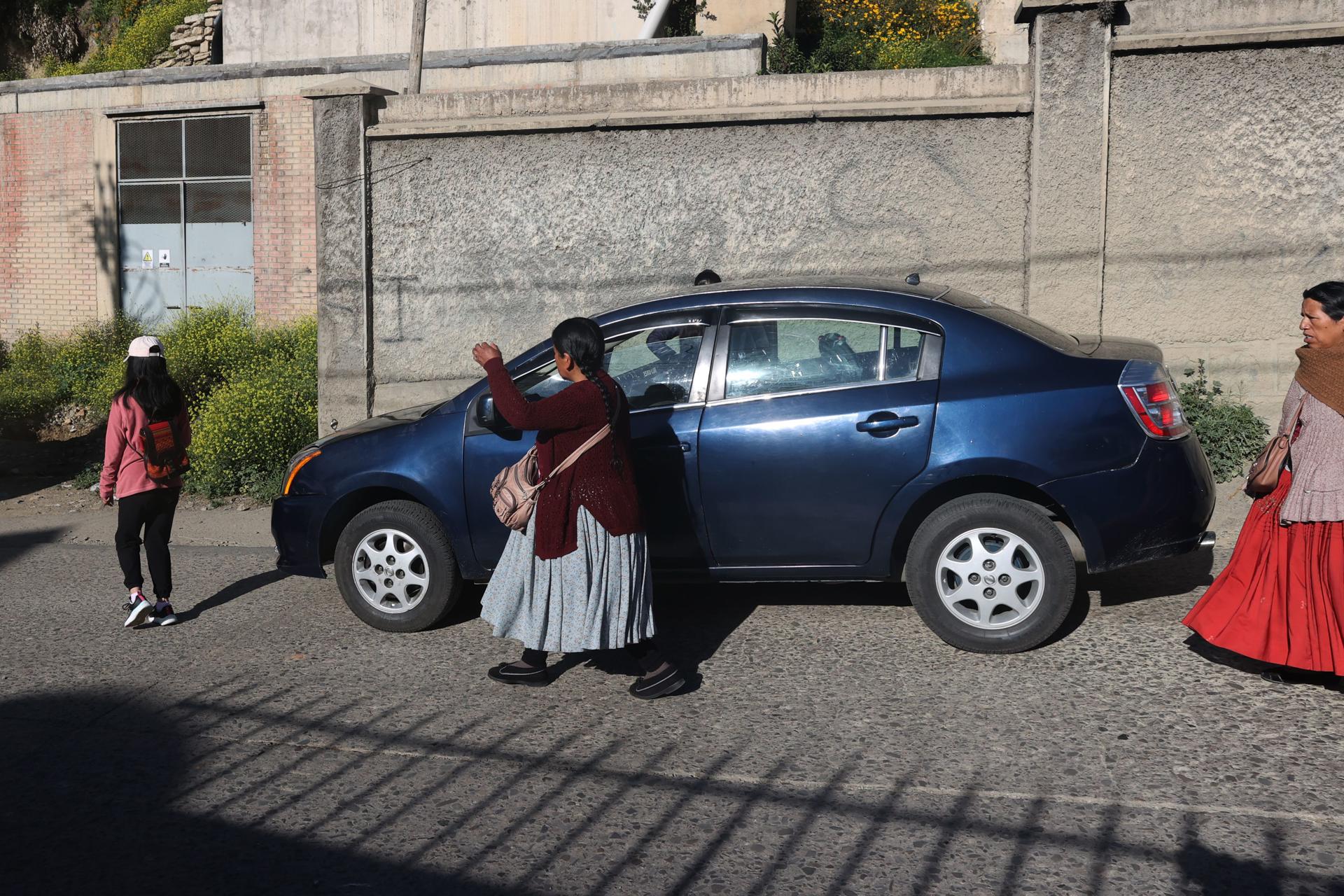 Mujeres aimaras caminan durante un bloqueo de conductores de transporte público este jueves, en La Paz (Bolivia). EFE/ Luis Gandarillas