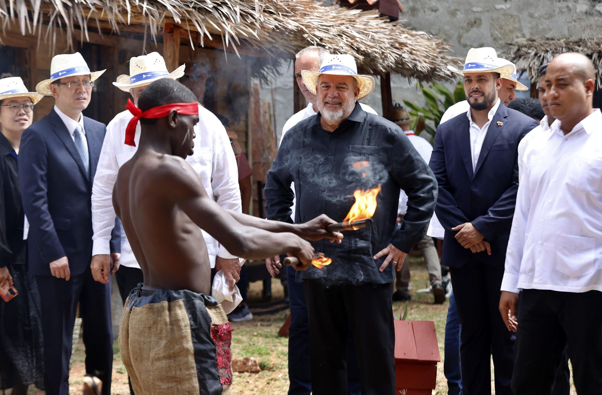 El primer ministro cubano Manuel Marrero (c), realiza un recorrido por las diferentes áreas de exposiciones de la feria internacional de turismo FITCuba este miércoles en La Habana (Cuba). EFE/Ernesto Mastrascusa
