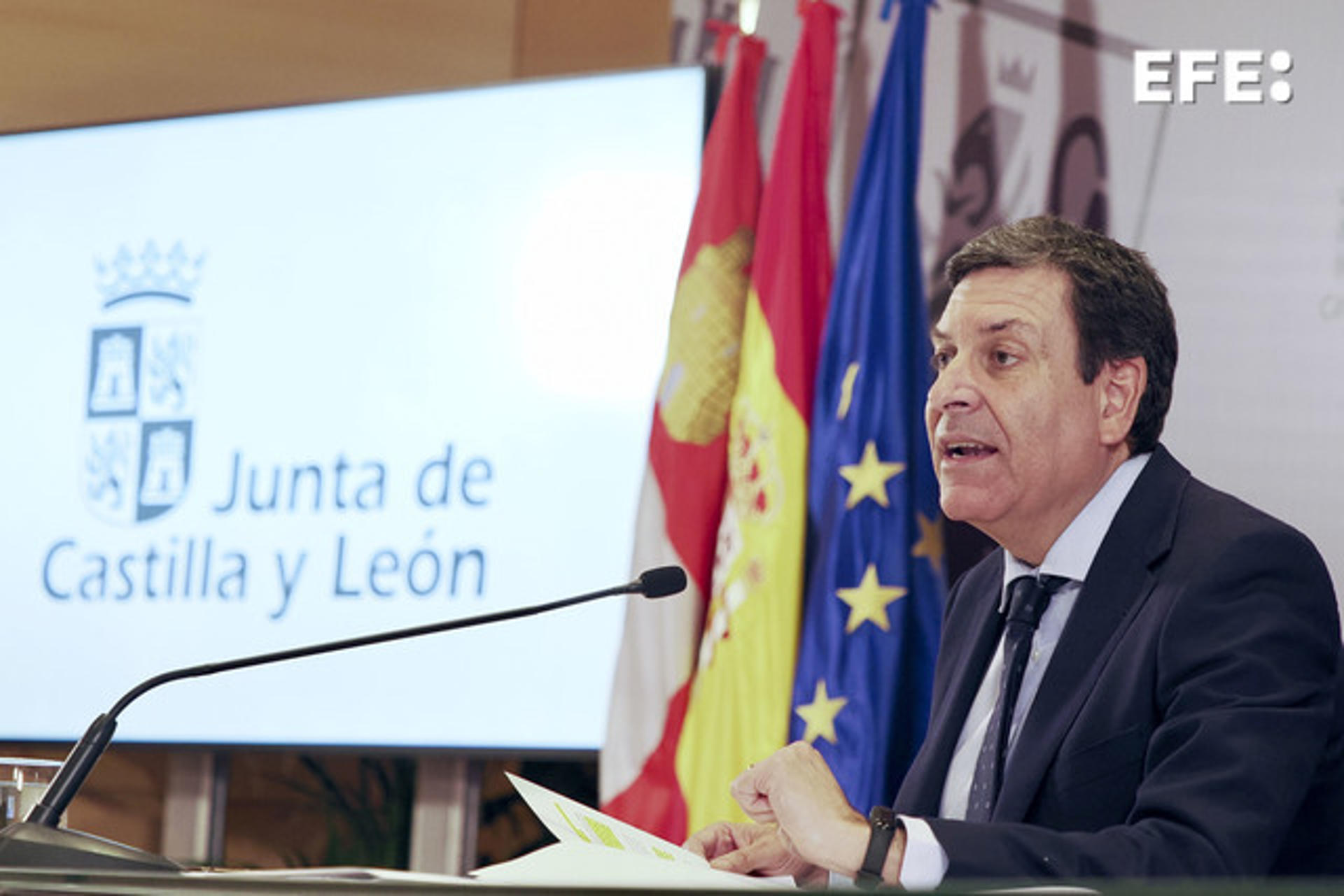 El consejero de Economía y Hacienda y portavoz, Carlos Fernández Carriedo, comparece en rueda de prensa posterior al Consejo de Gobierno Cortes de Castilla y León. EFE/R. García
