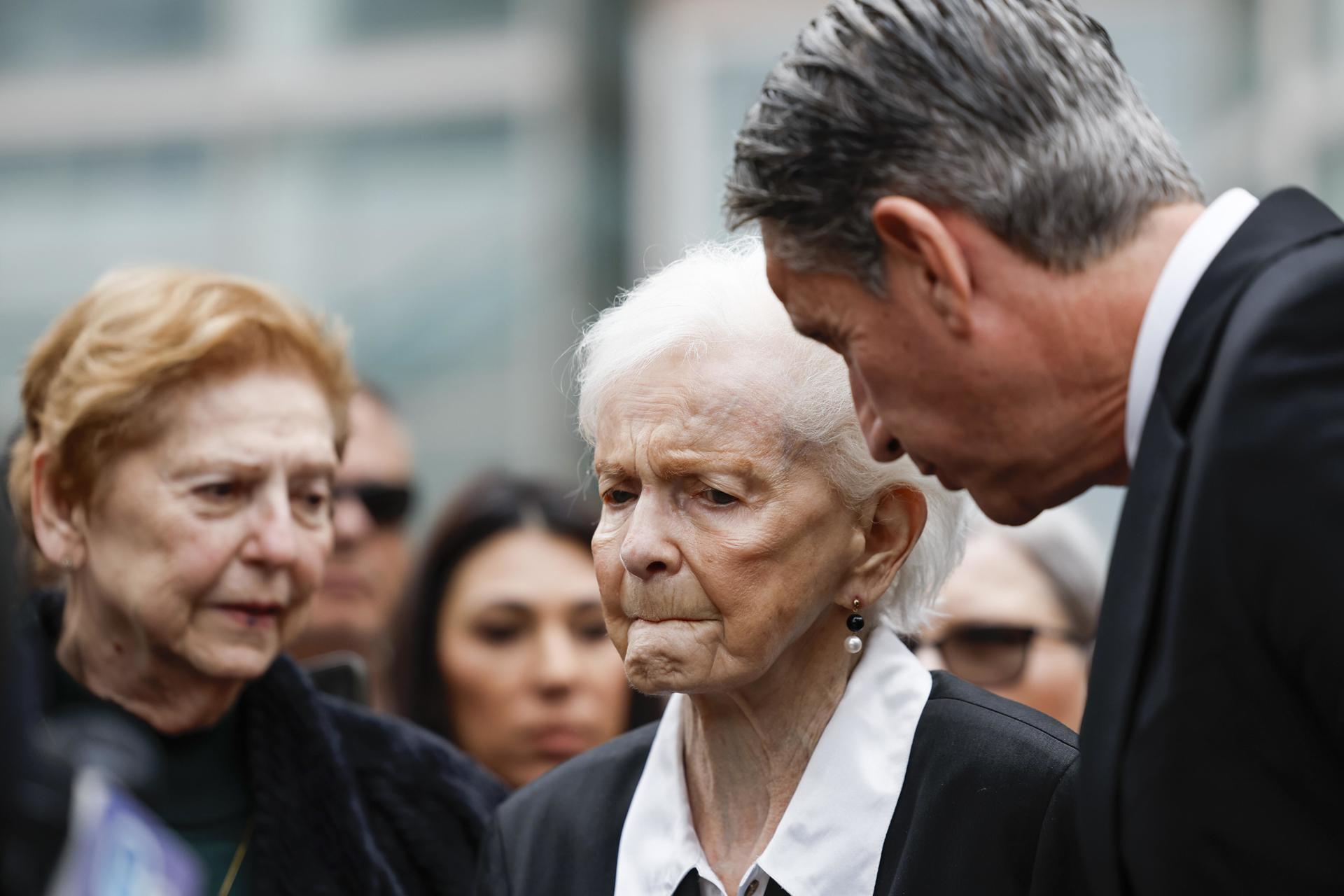 La tía de Erik y Lyle Menendez, Joan VanderMolen (C), habla con los medios después de una audiencia, en una fotografía de archivo. EFE/CAROLINE BREHMAN