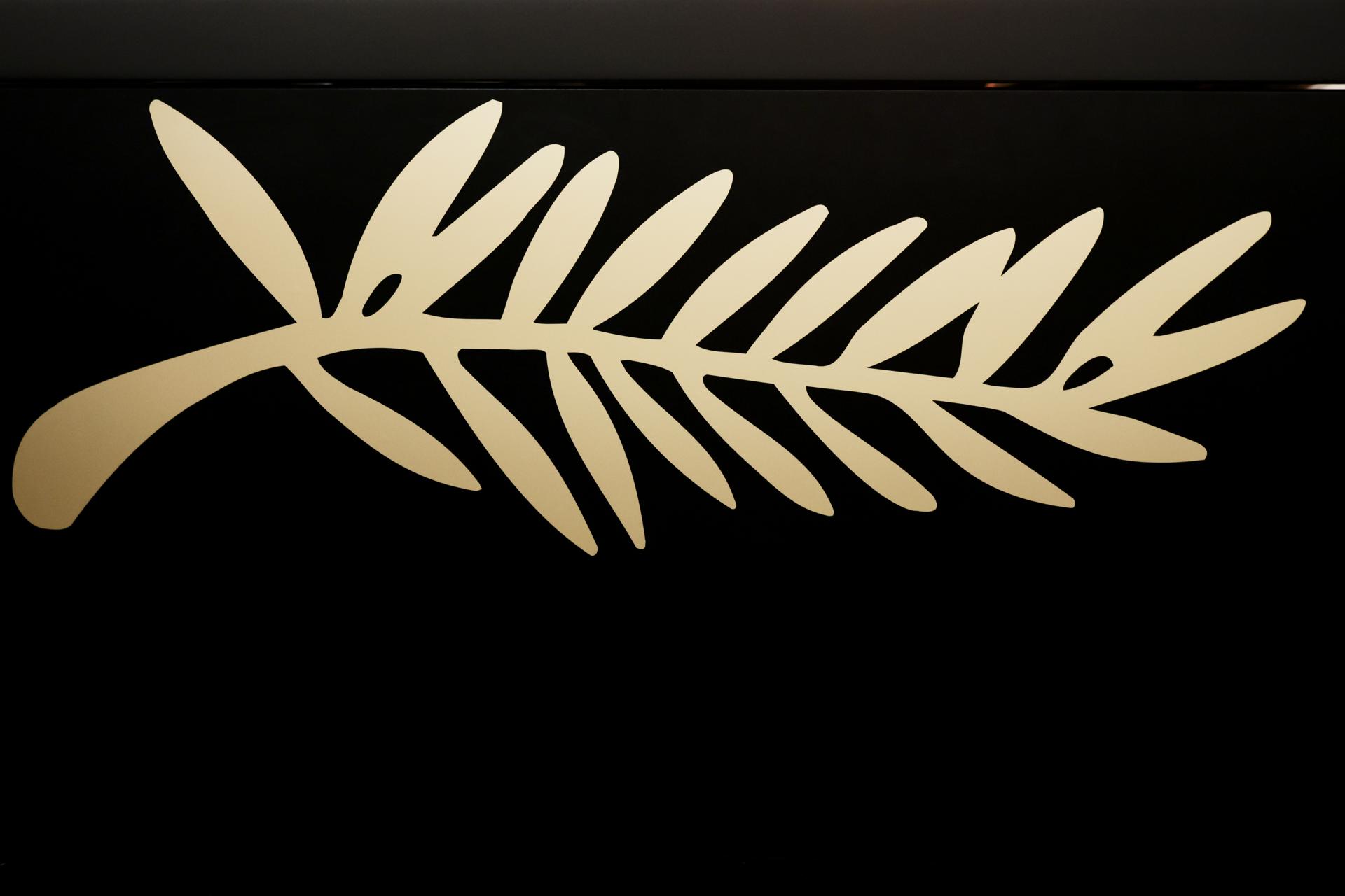 La palma en el logo del Festival de Cine de Cannes durante la conferencia de prensa para presentar la Selección Oficial del 78º Festival de Cine de Cannes en el UGC Montparnasse en París, Francia, 10 de abril de 2025. La 78ª edición del Festival de Cine de Cannes se llevará a cabo del 13 al 24 de mayo de 2024. (Cine, Cine, Francia) EFE/EPA/Teresa Suarez