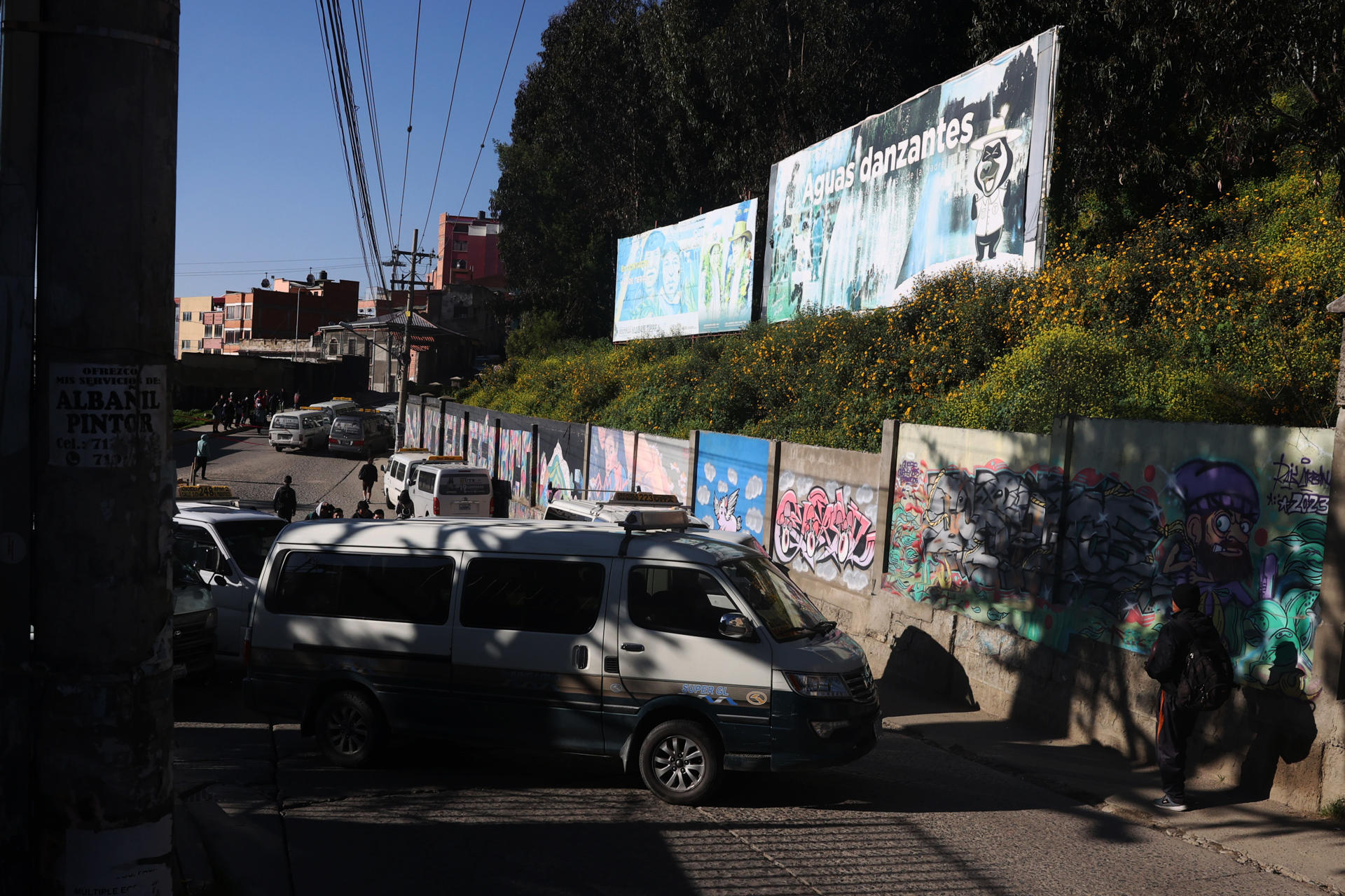 Conductores de transporte público bloquean una vía este jueves, en La Paz (Bolivia). EFE/ Luis Gandarillas