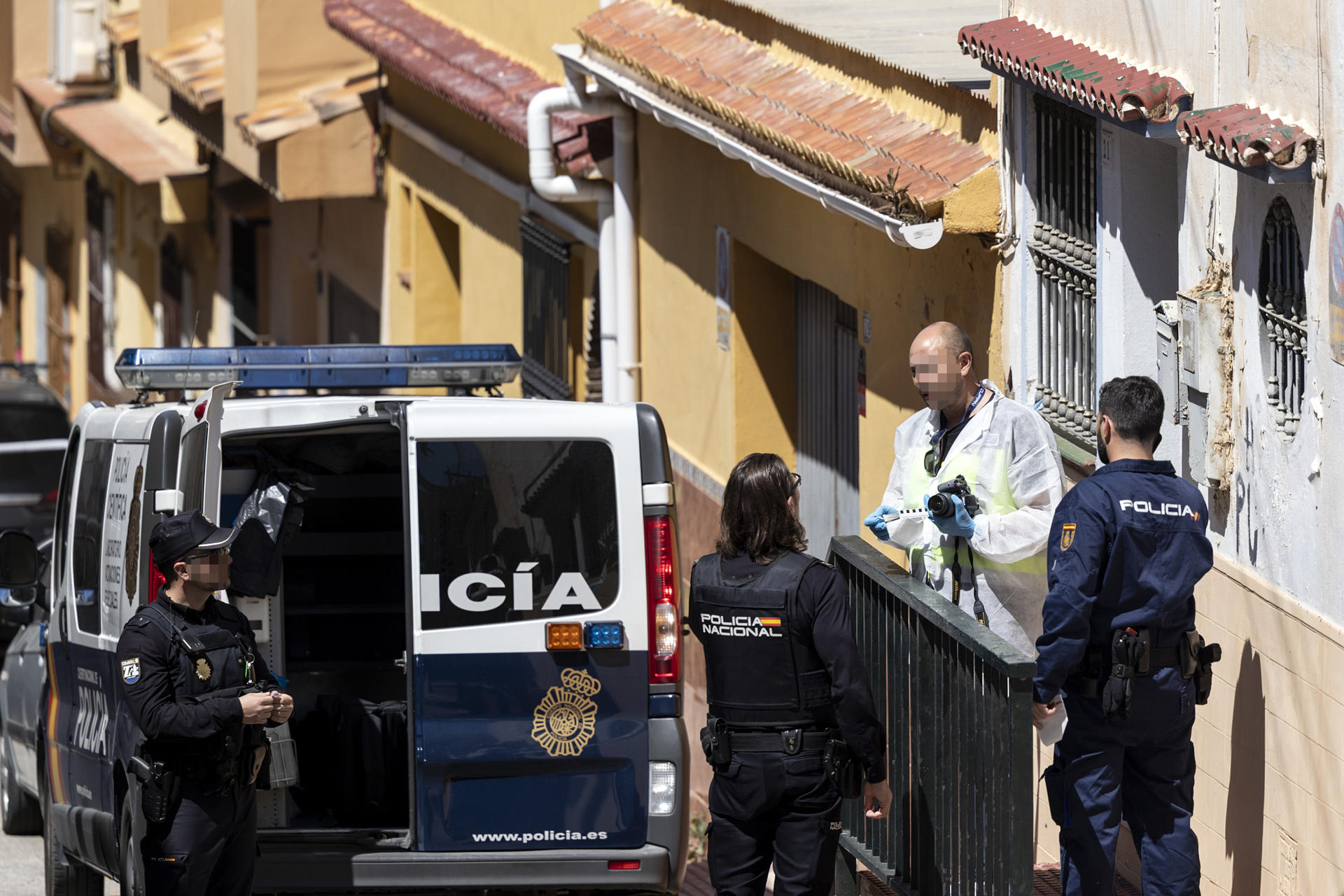 Varios miembros de la Policía Nacional salen de la vivienda donde se ha hallado el cadáver desmembrado de una mujer por lo que ha sido detenido un hombre de 46 años que portaba un hacha este miércoles por la Policía Local en Málaga como presunto autor de este asesinato, que según las primeras pesquisas, sería su madre. EFE/Daniel Pérez