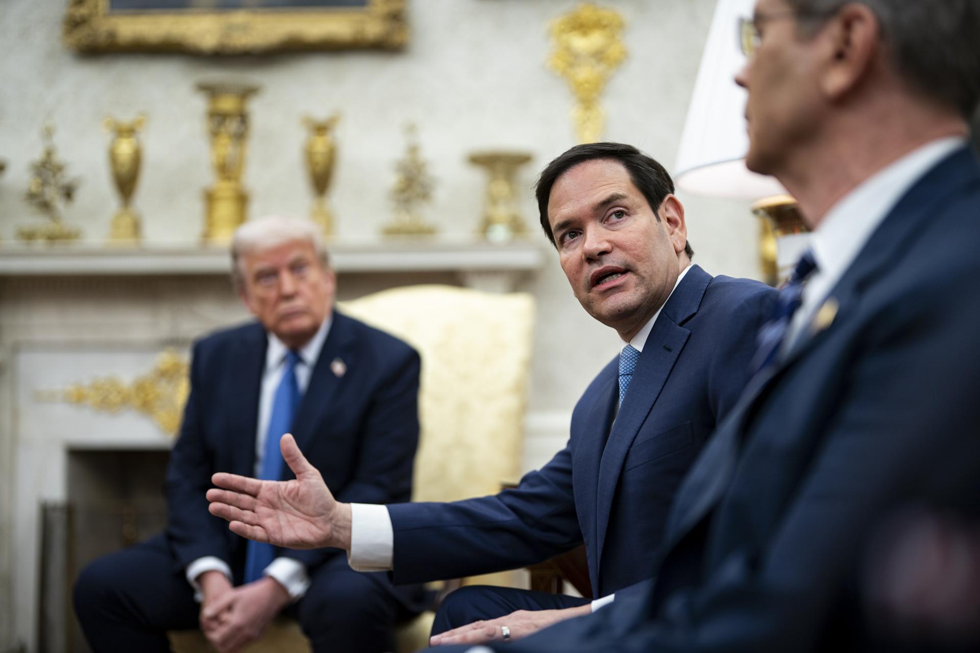El secretario de Estado de EE.UU., Marco Rubio, el presidente de EE. UU. Donald Trump y el secretario del Tesoro de EE. UU. Scott Bessent, durante una reunión con el primer ministro de Noruega Jonas Gahr Støre, el 24 de abril de 2025. EFE/AL DRAGO / POOL