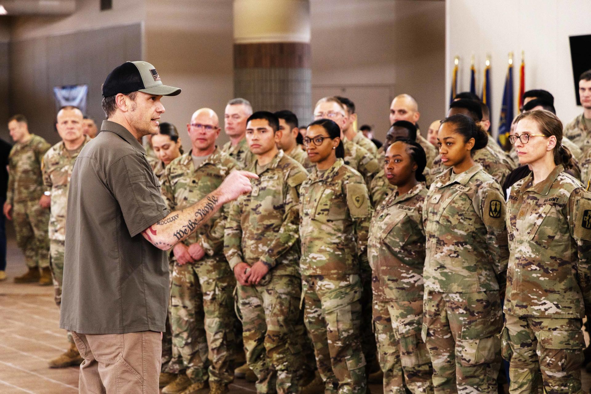 Fotografía cedida por el Ejército de EE.UU. donde aparece el secretario de Defensa de EE.UU., Pete Hegseth (i), hablando a los militares y a la Fuerza de Tarea Conjunta Frontera Sur, sobre los esfuerzos que están realizando para establecer el Área de Defensa Nacional de Nuevo México (NMNDA) el 25 de abril de 2025 en Fort Bliss, Texas (EE.UU.). EFE/Sean Hoch/Ejército de EE.UU.
