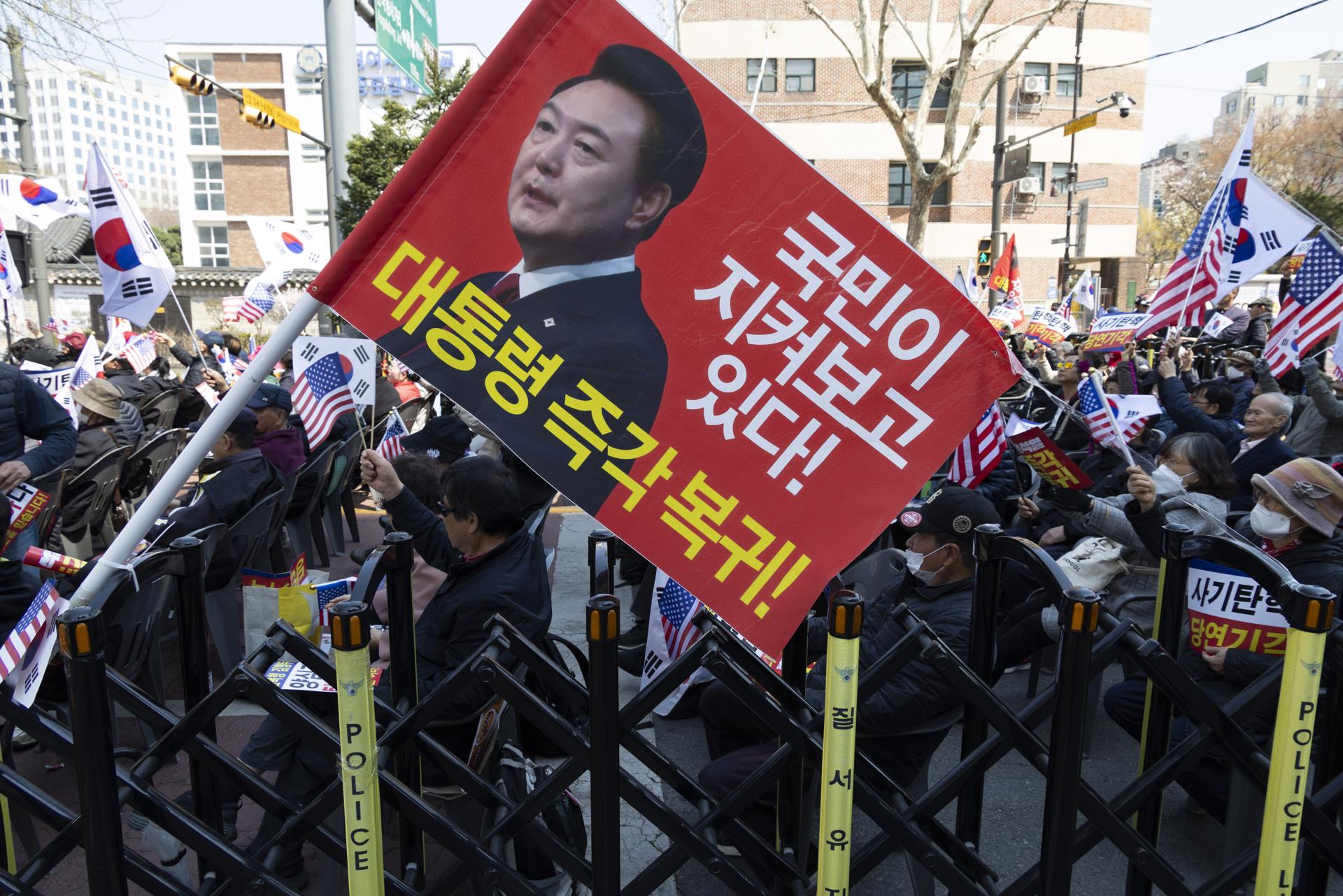 Partidarios del presidente surcoreano destituido Yoon Suk-yeol se manifiestan cerca del Tribunal Constitucional en Seúl, el 3 de abril de 2025. EFE/EPA/JEON HEON-KYUN
