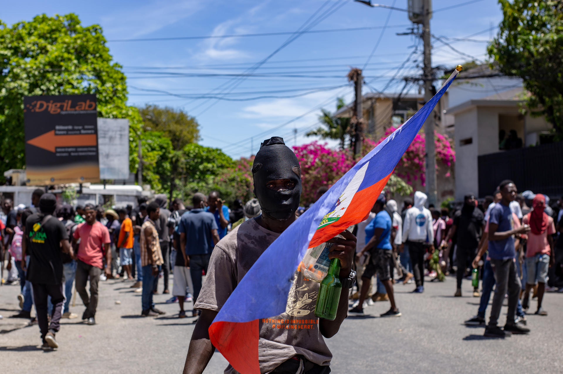 Personas participan el 2 de abril de 2025 en una manifestación en la que exigen a las autoridades medidas para hacer frente a la creciente ola de violencia en Puerto Príncipe (Haití). EFE/ Mentor David Lorens