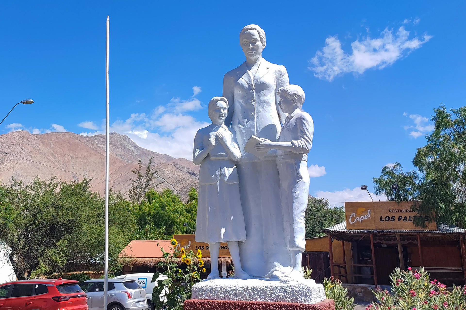 Fotografía de archivo de una estatua de la poetisa chilena y premio Nobel de Literatura de 1945, Gabriela Mistral, en la localidad de Montegrande (Chile). EFE/Iñaki Martinez