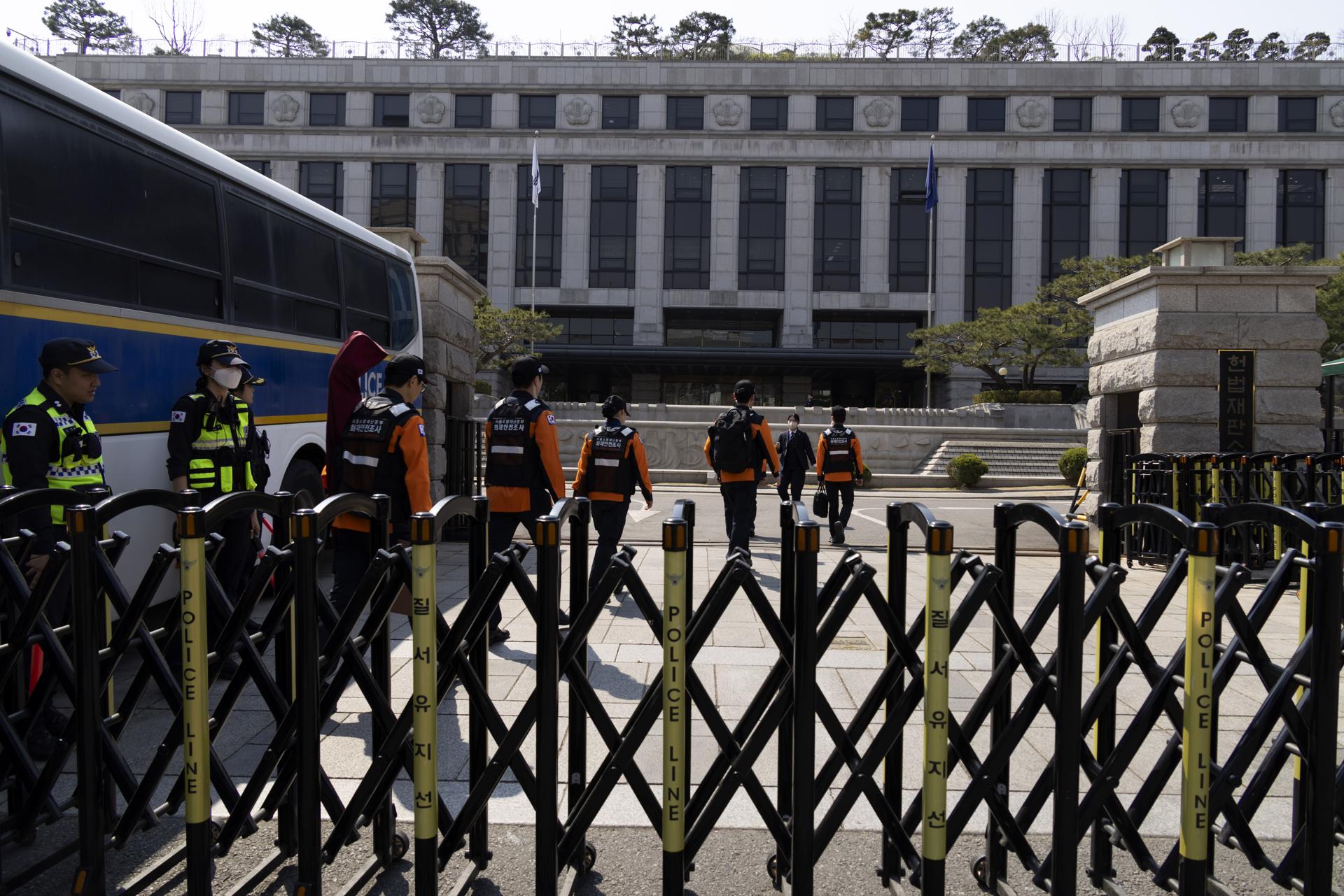 Personal de seguridad llega al Tribunal Constitucional de Corea del Sur, en Seúl, el 3 de abril de 2025. EFE/EPA/JEON HEON-KYUN
