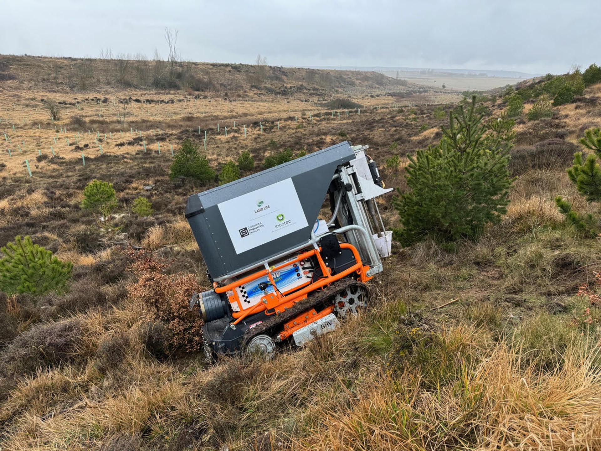 Land Life y Continental Engineering Services (CES) han desarrollado un robot sembrador terrestre que permite elevar la capacidad humana de reforestar y poder hacer frente así a la cada vez mayor desaparición de bosques por deforestación o incendios. El robot, en fase de prototipo, ha sido diseñado en el marco del proyecto cofinanciado con fondos europeos Life Terra, que persigue fomentar la acción climática de la ciudadanía vía plantaciones y contribuir al objetivo de la Unión Europea de plantar 3.000 millones de árboles antes de 2030 dentro de su estrategia para frenar el cambio climático.-EFE/ Land Life***SOLO USO EDITORIAL/SOLO DISPONIBLE PARA ILUSTRAR LA NOTICIA QUE ACOMPAÑA (CRÉDITO OBLIGATORIO)***