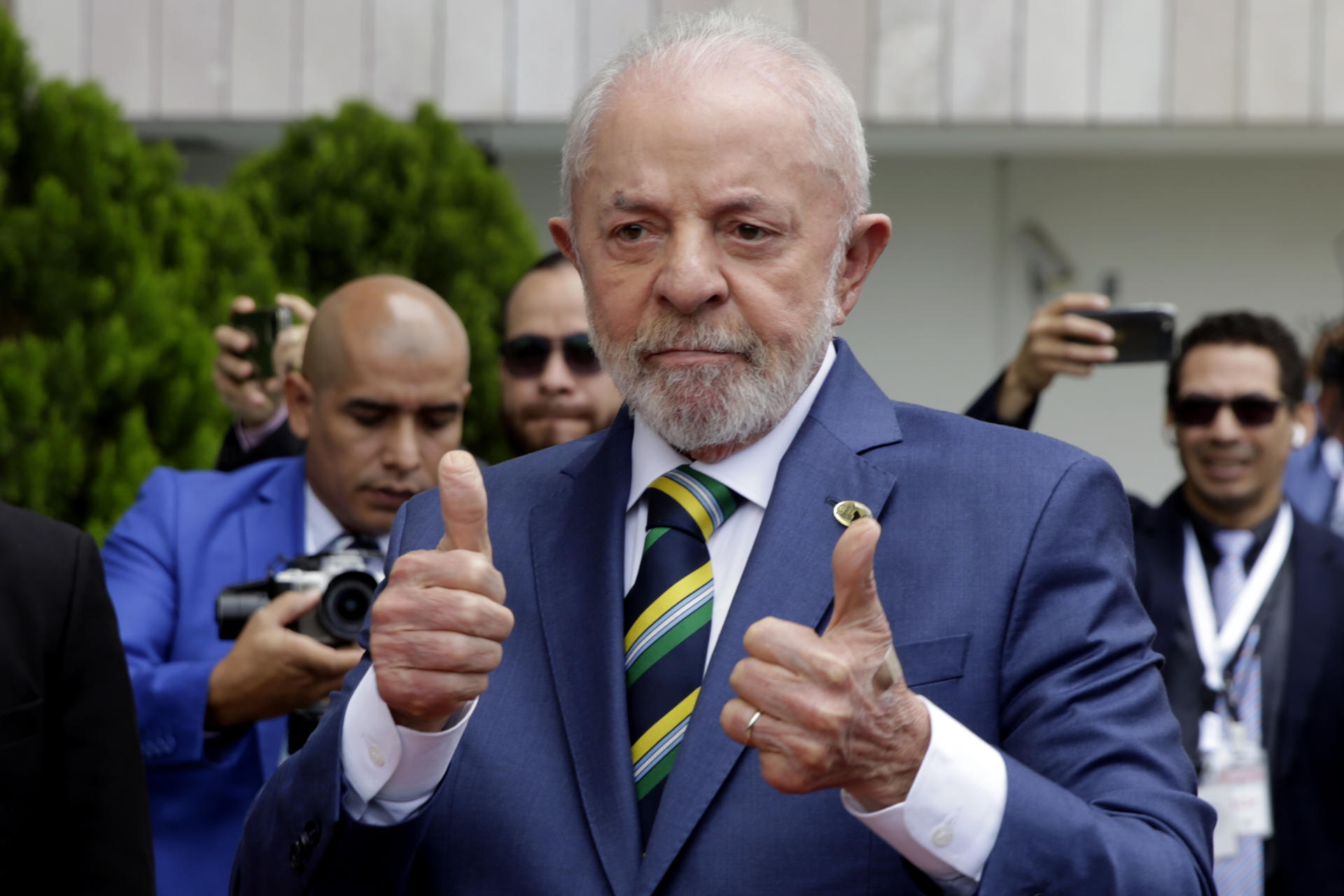 El presidente de Brasil, Luiz Inácio Lula da Silva, saluda este miércoles, a su llegada previo al inicio de la IX Cumbre de la Comunidad de Estados Latinoamericanos y Caribeños (Celac), en Tegucigalpa (Honduras). EFE/ Gustavo Amador