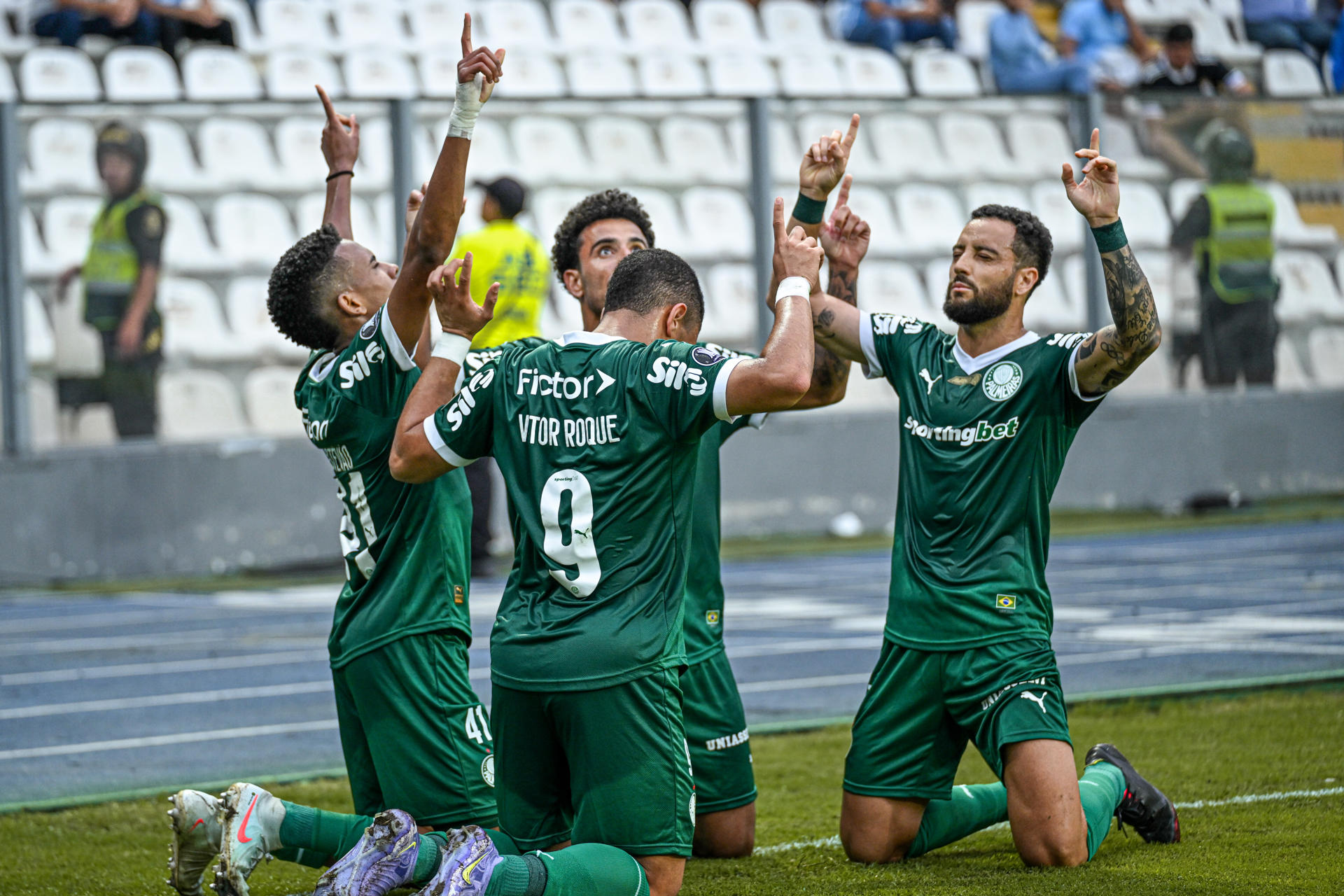 Jugadores de Palmeiras celebran tras anotar un gol en un partido de la fase de grupos de la Copa Libertadores. EFE/ Paloma del Solar
