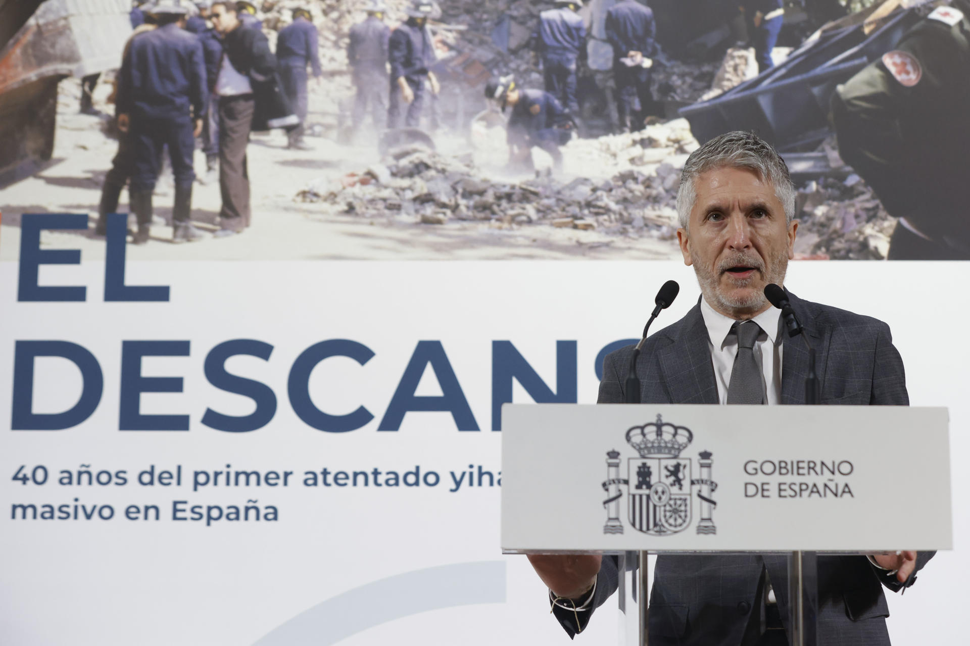 El ministro del Interior, Fernando Grande-Marlaska, interviene en la inauguración de la muestra "El Descanso. 40 años del primer atentado masivo en España", ocurrido el 12 de abril de 1985 en un restaurante situado a las afueras de Madrid, en las proximidades de la Base Aérea de Torrejón de Ardoz, que, por aquellas fechas, albergaba una importante colonia de soldados norteamericanos, este martes en Madrid. EFE/ Blanca Millez
