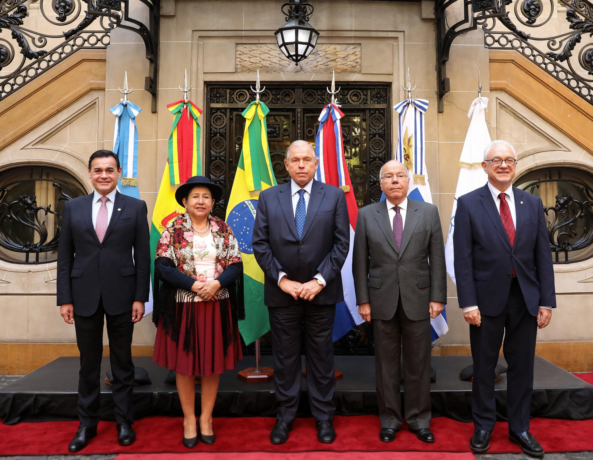 Fotografía cedida este viernes por el Ministerio de Relaciones Exteriores, Comercio Internacional y Culto de Argentina que muestra al canciller argentino, Gerardo Werthein (c), los ministros de Exteriores de Brasil, Mauro Vieira (2d), de Uruguay, Mario Lubetkin (d), de Paraguay, Rubén Ramírez (i) y Bolivia, Celinda Sosa Lunda (2i), posando en el patio central del Palacio San Martín en Buenos Aires (Argentina). EFE/Ministerio de Relaciones Exteriores, Comercio Internacional y Culto de Argentina