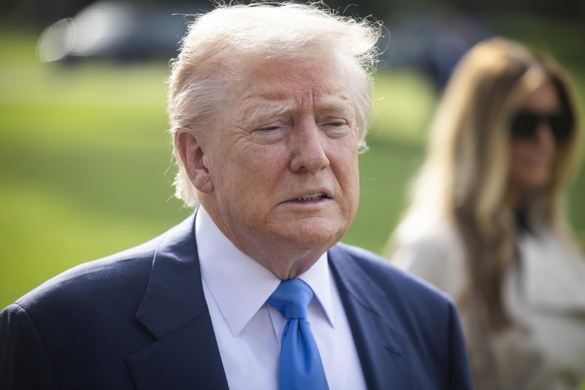 El presidente de Estados Unidos, Donald Trump, entrega declaraciones a medios de comunicación desde la Casa Blanca. EFE/JIM LO SCALZO