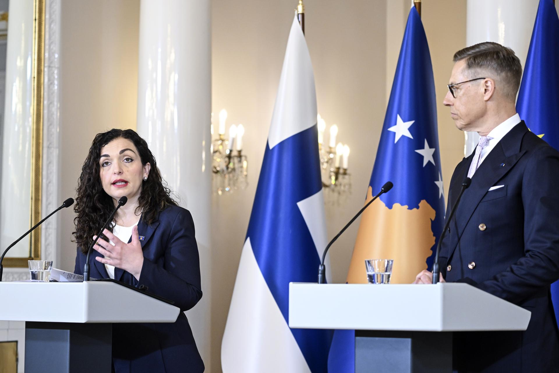 La presidenta de Kosovo, Vjosa Osmani-Sadriu (I), y el presidente de Finlandia, Alexander Stubb (D), asisten a una conferencia de prensa conjunta tras sus conversaciones en Helsinki, Finlandia, el 23 de abril de 2025. Finlandia EFE/EPA/KIMMO BRANDT
