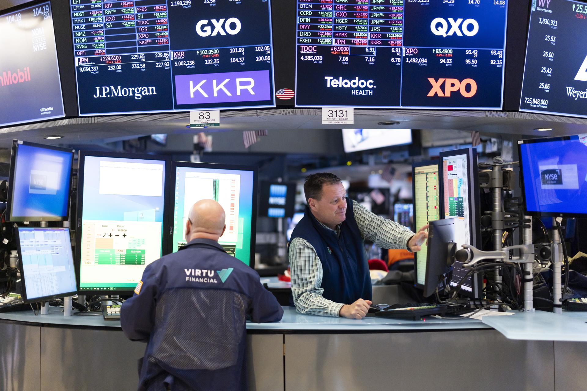 Operadores en la Bolsa de Valores de Nueva York (NYSE) el pasado 16 de abril. EFE/EPA/JUSTIN LANE