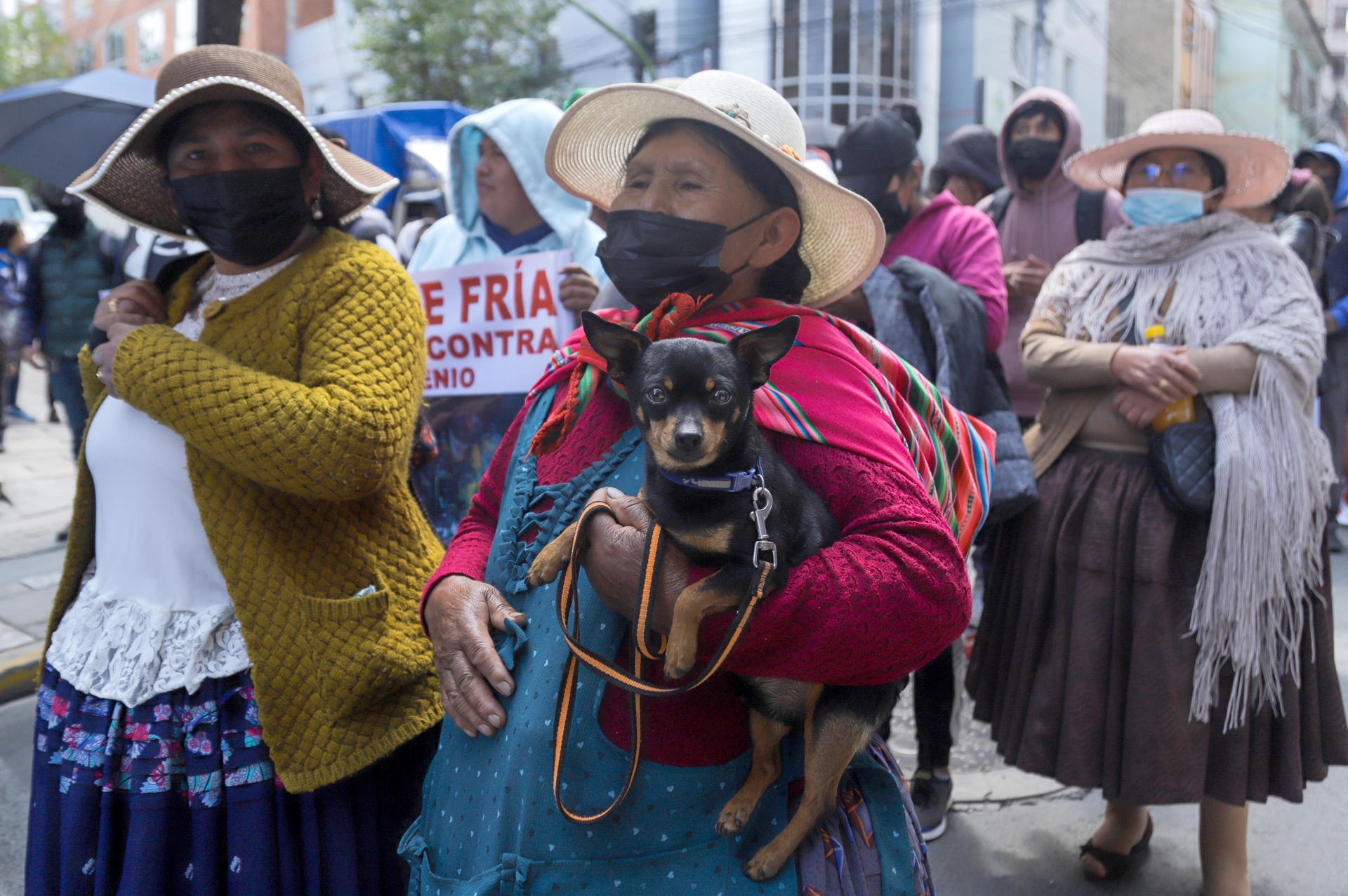 Personas se manifiestan durante una protesta de mineros este lunes en La Paz (Bolivia). EFE/ Gabriel Márquez