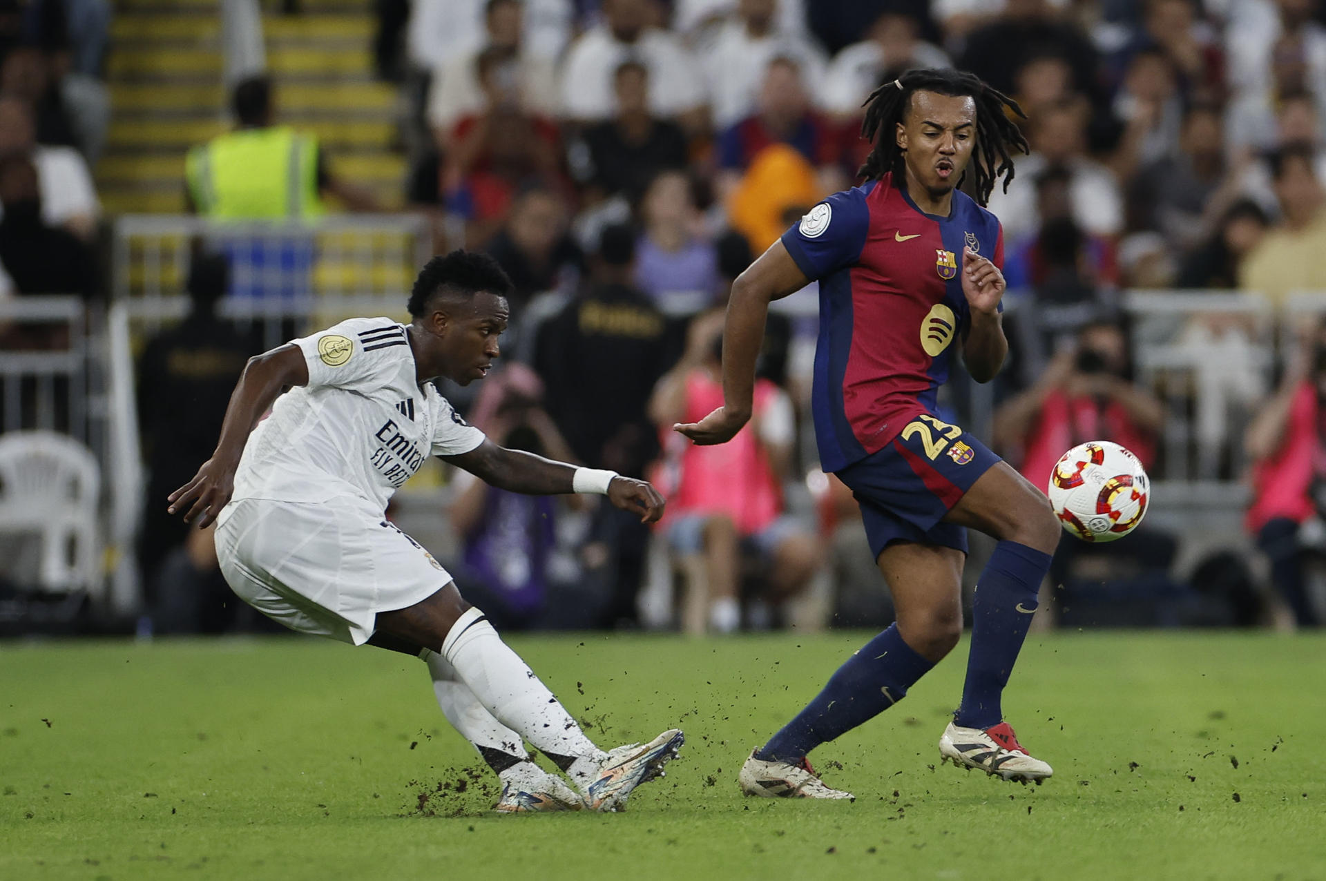 El delantero brasileño del Real Madrid Vinicius Jr. (i) dispara a puerta durante un partido entre el Real Madrid y el FC Barcelona. EFE/ Alberto Estévez