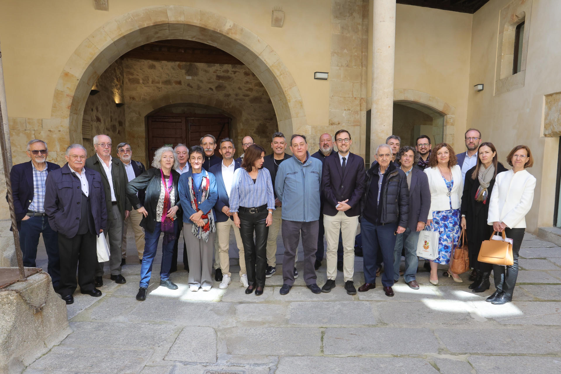 El fallo del Premio de la Crítica se anuncia en la Torre de los Anaya de Salamanca, donde estará muy presente el recuerdo de la escritora Carmen Martín Gaite por el aniversario de su nacimiento. EFE/JMGARCIA