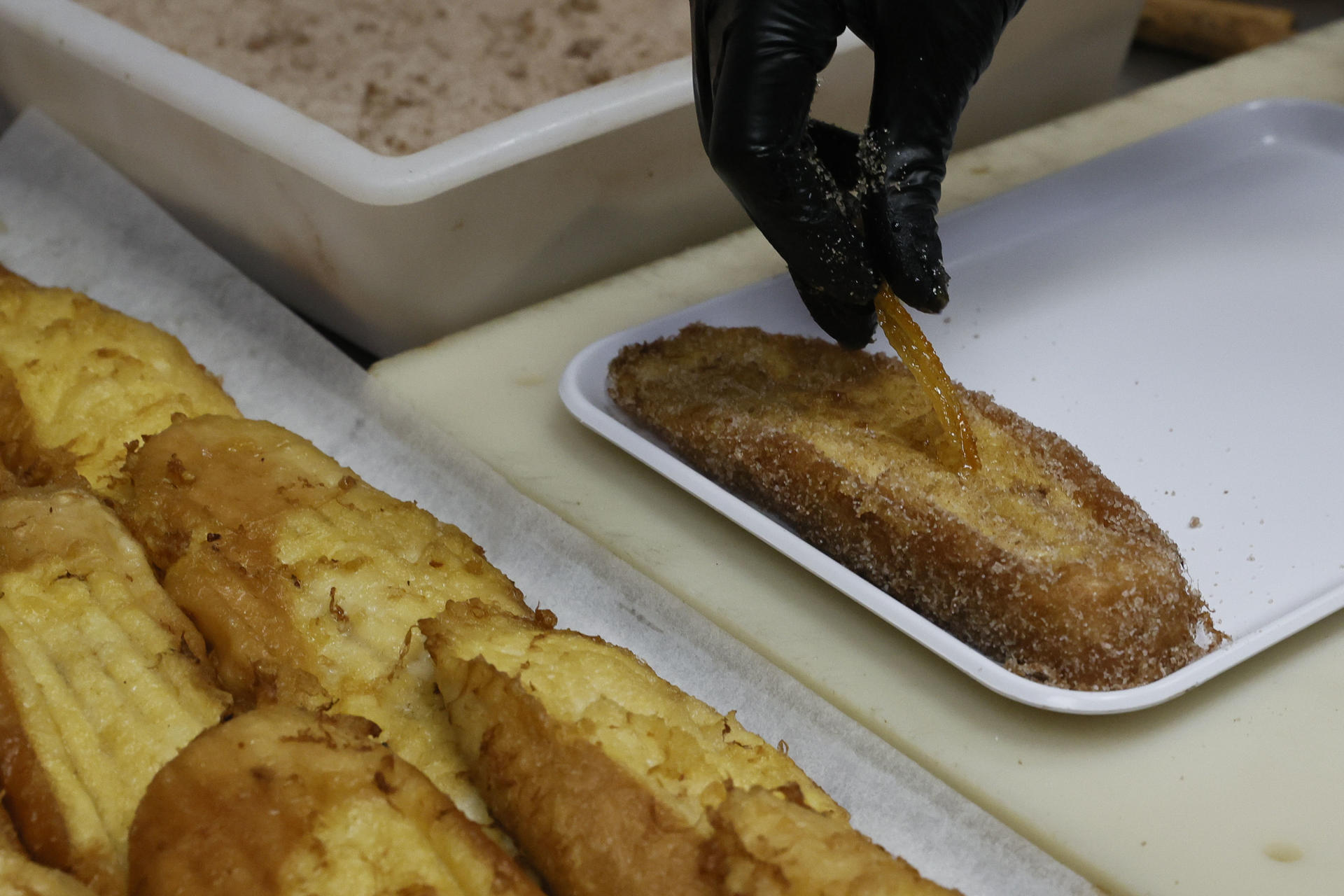 Imagen de la elaboración de unas torrija en la pastelería Formentor de Madrid. EFE/Fernando Alvarado