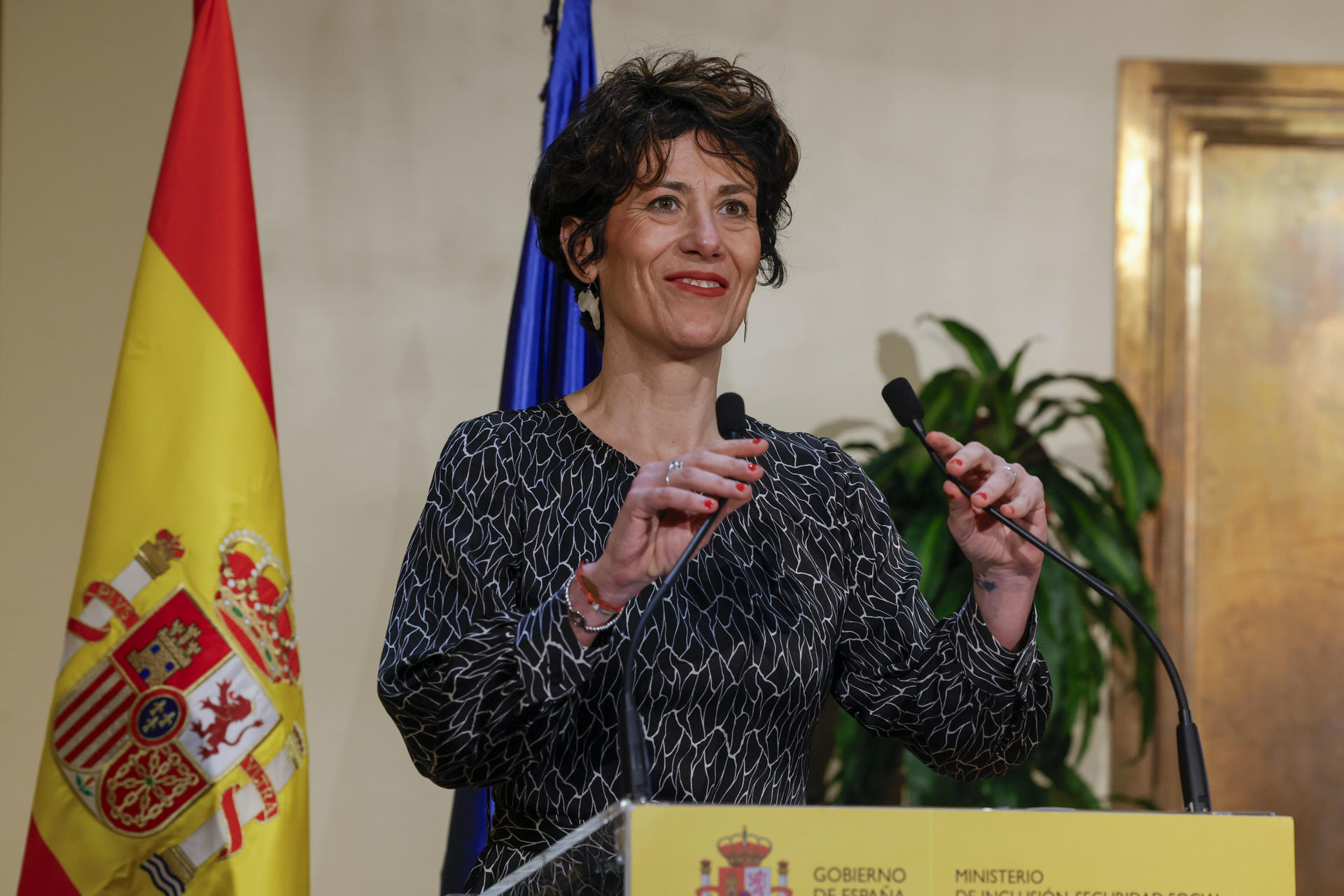 La ministra de Inclusión, Seguridad Social y Migraciones, Elma Saiz, presenta el balance sobre la migración en el mercado laboral en España y su contribución al crecimiento económico, este miércoles en la sede del Ministerio, en Madrid. EFE/ Zipi