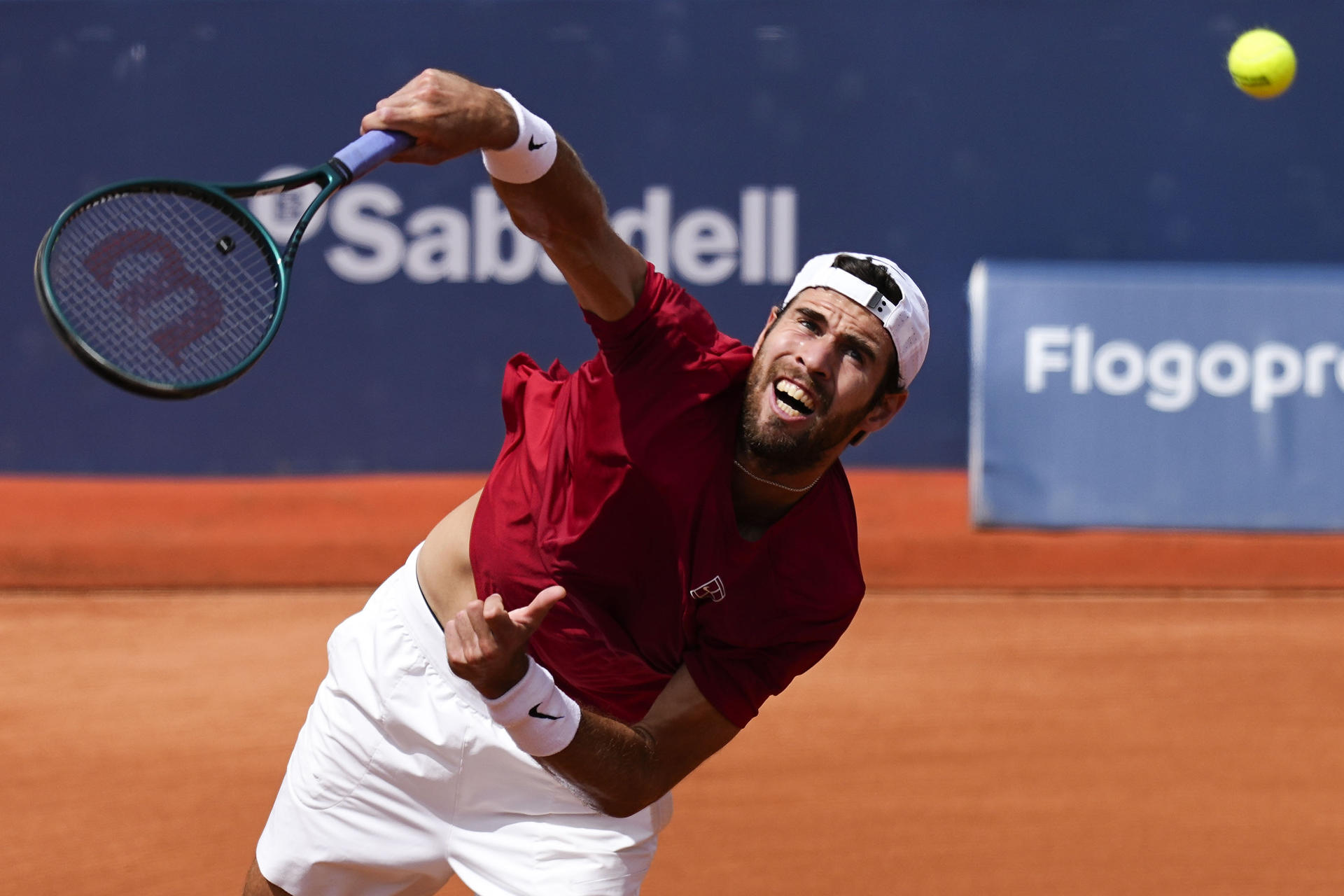 El tenista ruso Karen Khachanov en acción ante el danés Holger Rune durante el partido de semifinales del Barcelona Open Banc Sabadell-Trofeo Conde de Godó. EFE/Enric Fontcuberta