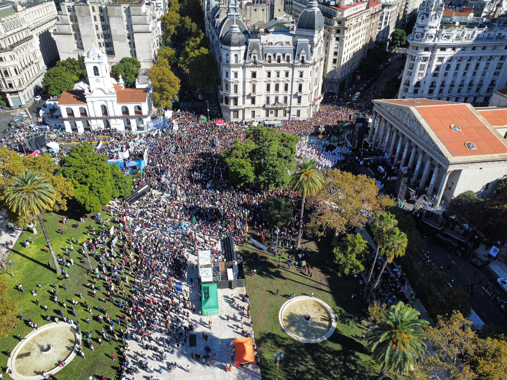 Fotografía aérea de decenas de personas reunidas en la Plaza de Mayo este sábado, en Buenos Aires (Argentina).EFE/ Stringer