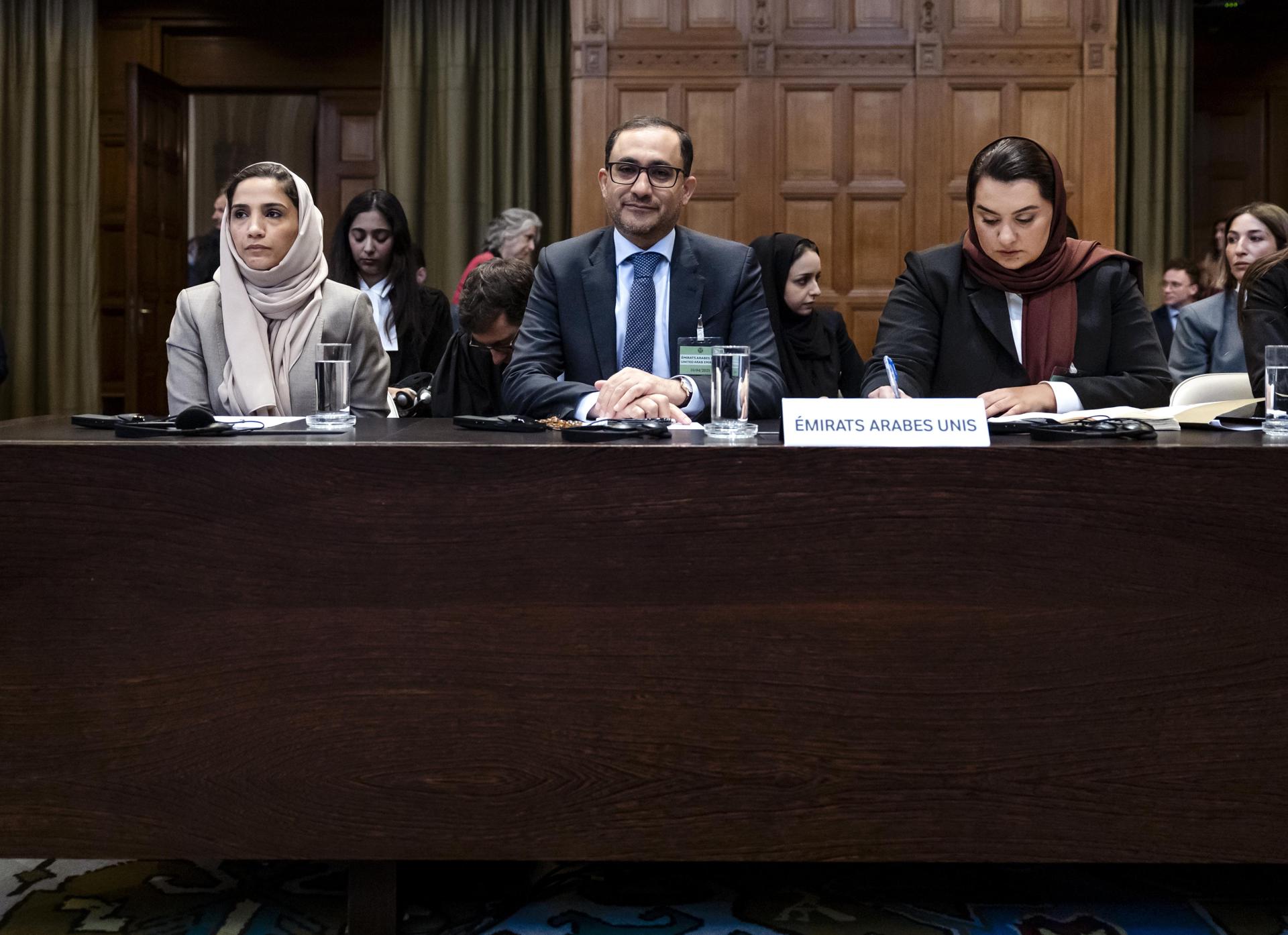 La Representante Permanente Adjunta de la Misión de los Emiratos Árabes Unidos ante las Naciones Unidas, Amiera AlHefeiti (I), asiste a las audiencias públicas en la Corte Internacional de Justicia (CIJ) en La Haya, Países Bajos, el 10 de abril de 2025, donde está pendiente el caso de Sudán contra los Emiratos Árabes Unidos (EAU). Sudán acusa al estado del Golfo de ser cómplice en el genocidio de los masalit al apoyar a las Fuerzas de Apoyo Rápido (FAR). (Países Bajos; Holanda, Emiratos Árabes Unidos, La Haya) EFE/EPA/REMKO DE WAAL