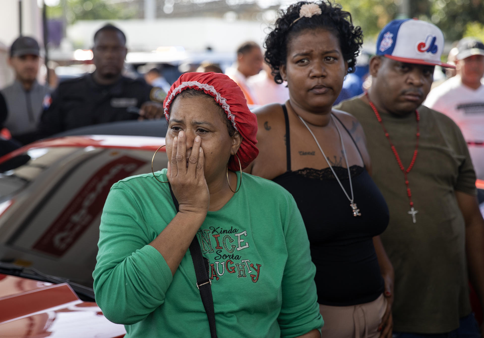 Una mujer reacciona a las afueras de la discoteca Jet Set este 8 de abril de 2025 en Santo Domingo (República Dominicana). EFE/ Orlando Barría