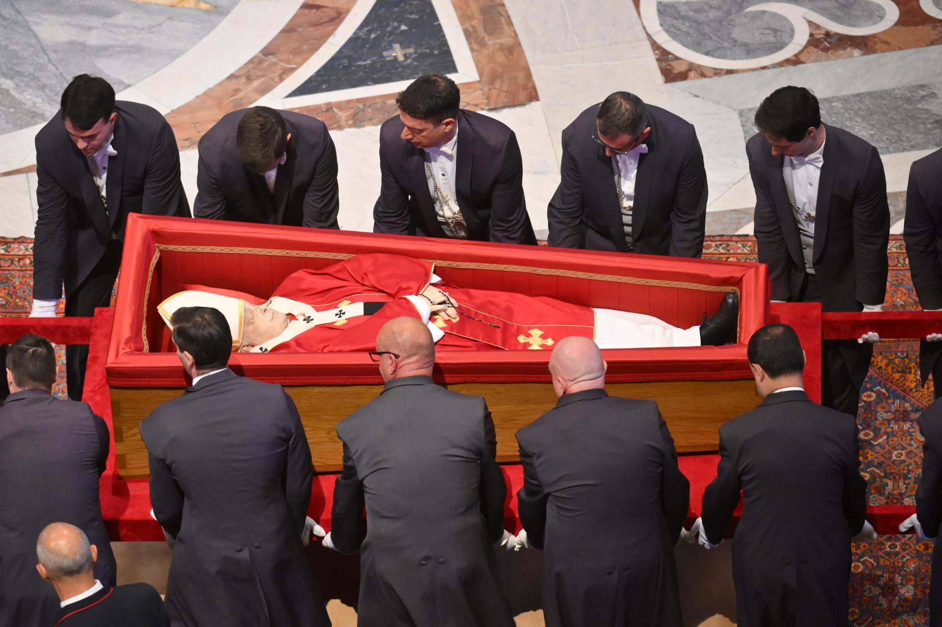 El cuerpo del papa Francisco es trasladado a la Basílica de San Pedro para su velatorio durante tres días, en la Ciudad del Vaticano, este miércoles. EFE/EPA/ALESSANDRO DI MEO / POOL