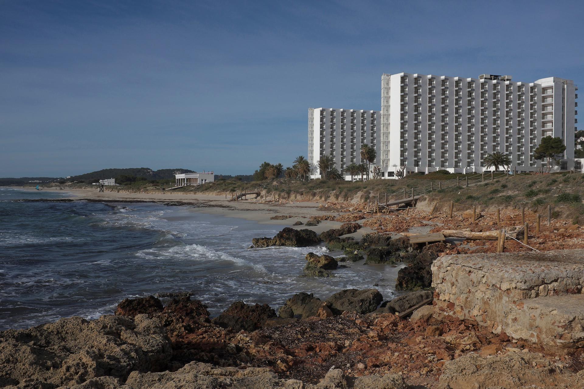 Imagen de archivo de hoteles turísticos en la costa española. EFE/Dvid Arquimbau
