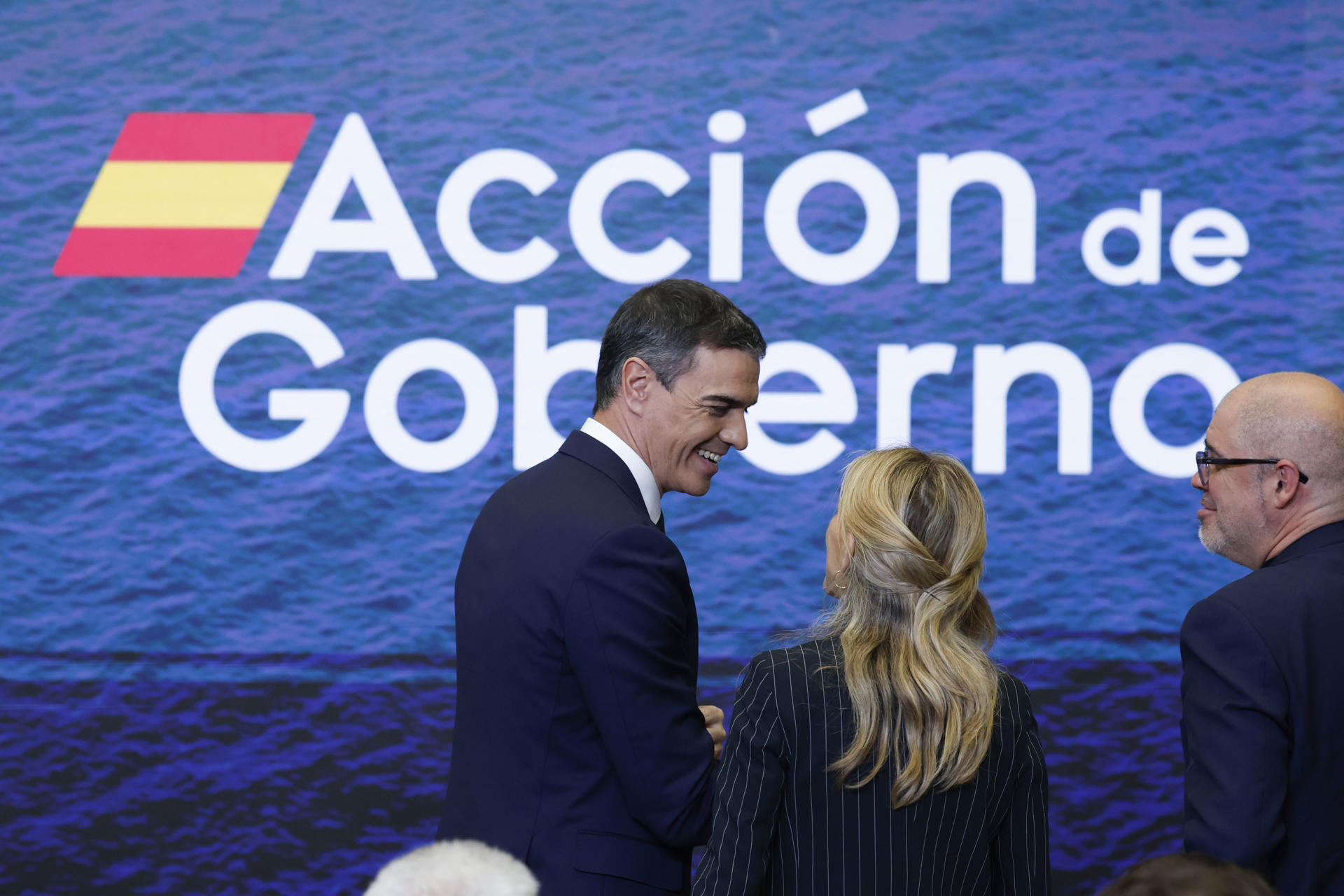 MADRID, 03/04/2025.- El presidente del Gobierno, Pedro Sánchez (i), conversa con la vicepresidenta segunda y ministra de Trabajo, Yolanda Díaz, y con l secretario general de CCOO, Unai Sordo, en el marco de una comparecencia ante la prensa este jueves para presentar el plan de contingencia del Ejecutivo ante los aranceles anunciados por Donald Trump. en el Palacio de la Moncloa. EFE/ J.J. Guillén