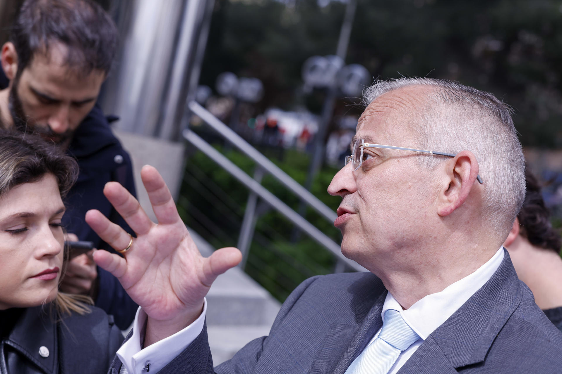 Javier María Pérez -Roldán, abogado de Hazte Oír, este miércoles en los Juzgados de Plaza Castilla. El juez Juan Carlos Peinado tiene previsto tomar declaración como testigos a tres directivos y exdirectivos de empresas relacionadas con el desarrollo del software de la cátedra que codirigió Begoña Gómez, mujer del presidente del Gobierno, en la Universidad Complutense. EFE/ Javier Lizón