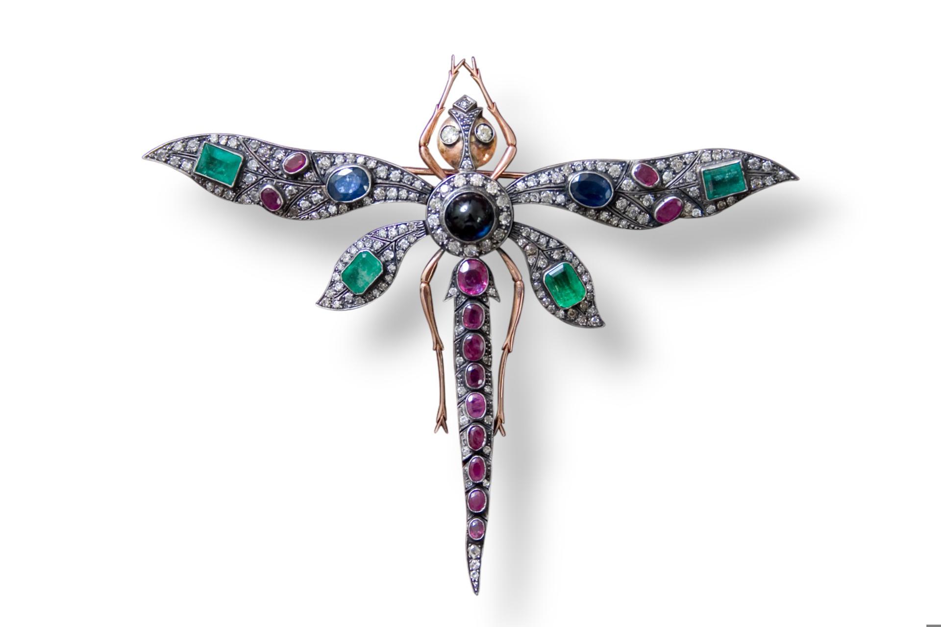 Broche estilo 'Belle Epoque' en forma de libélula, realizado en oro y platino, con diamantes, zafiros, esmeraldas y rubíes. Imagen cedida por la casa de joya antigua Bárcena. EFE//SOLO USO EDITORIAL(