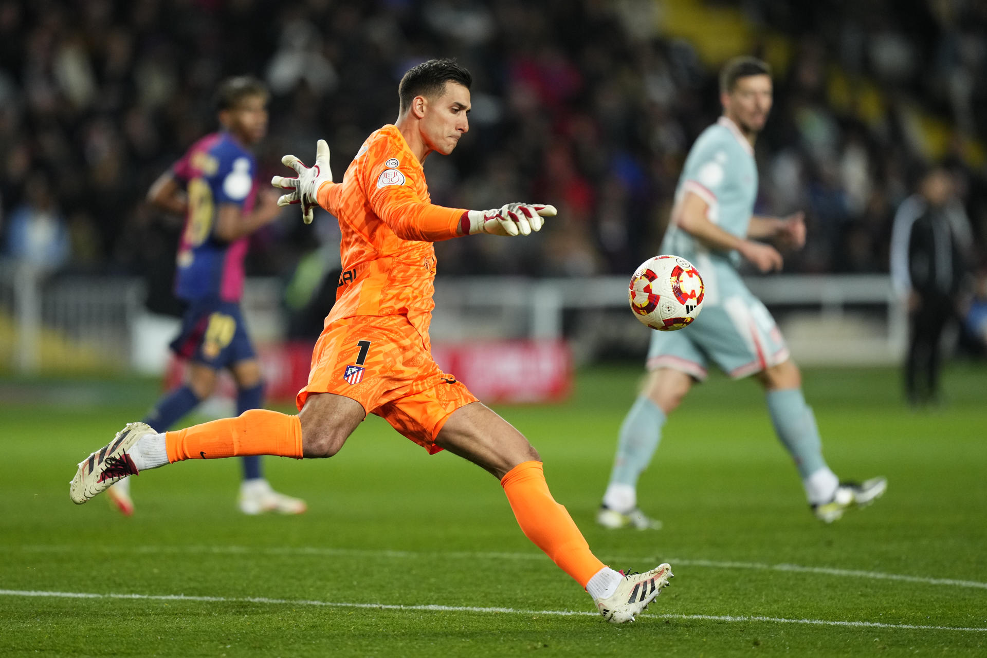 Musso, en el partido de ida contra el Barcelona. EFE/Siu Wu