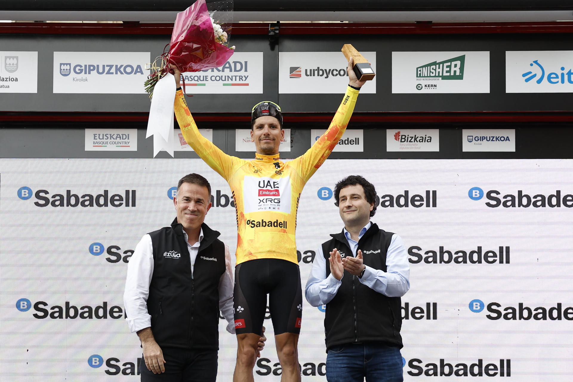 MARKINA (BIZKAIA), 11/04/2025.- El ciclista portugués Joao Almeida (UAE) sube al podio con el maillot amarillo tras la quinta etapa de la 64 edición de la Itzulia Basque Country/Vuelta al País Vasco que se ha disputado este viernes entre Orduña-Gernika. EFE/Miguel Toña