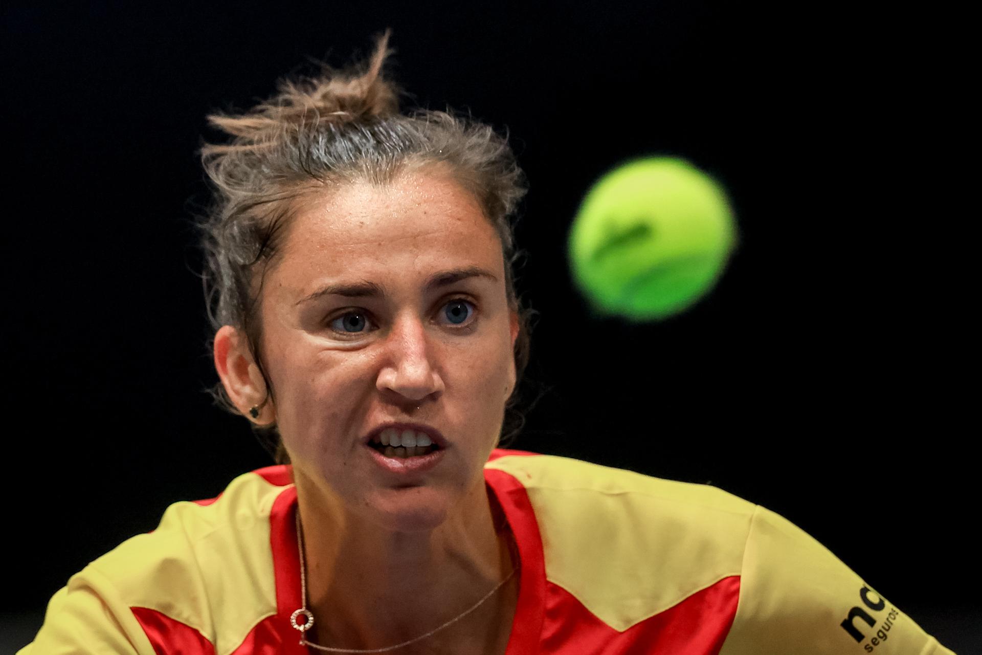Sara Sorribes puso por delante a España en el enfrentamiento contra Brasil, de la segunda jornada del Grupo B de los clasificatorios de la Copa Billie Jean King, que se disputa en Ostrava (República Checa). EFE/EPA/MARTIN DIVISEK