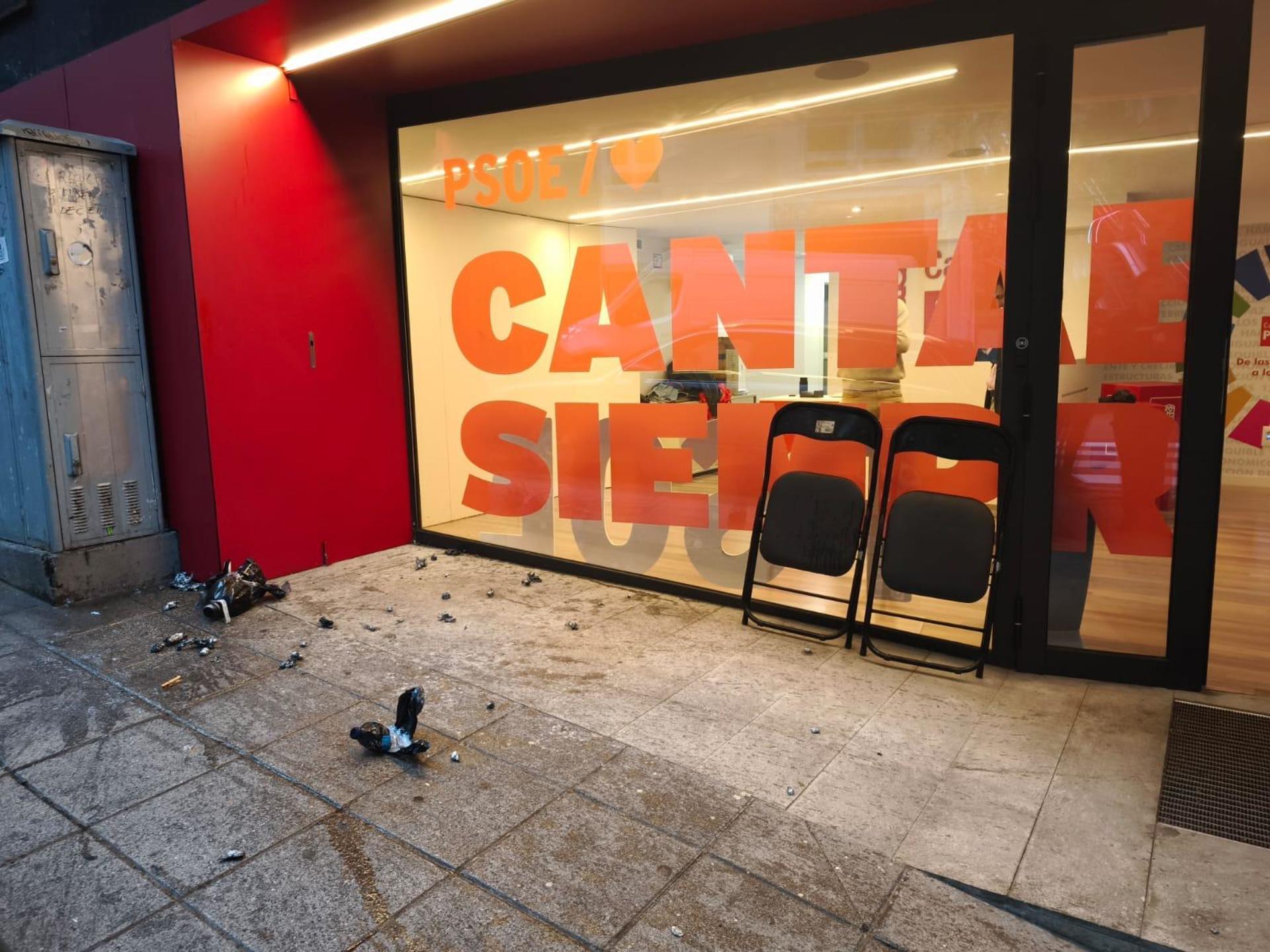 Sede del PSOE tras el ataque. EFE. CEDIDA POR EL PSOE