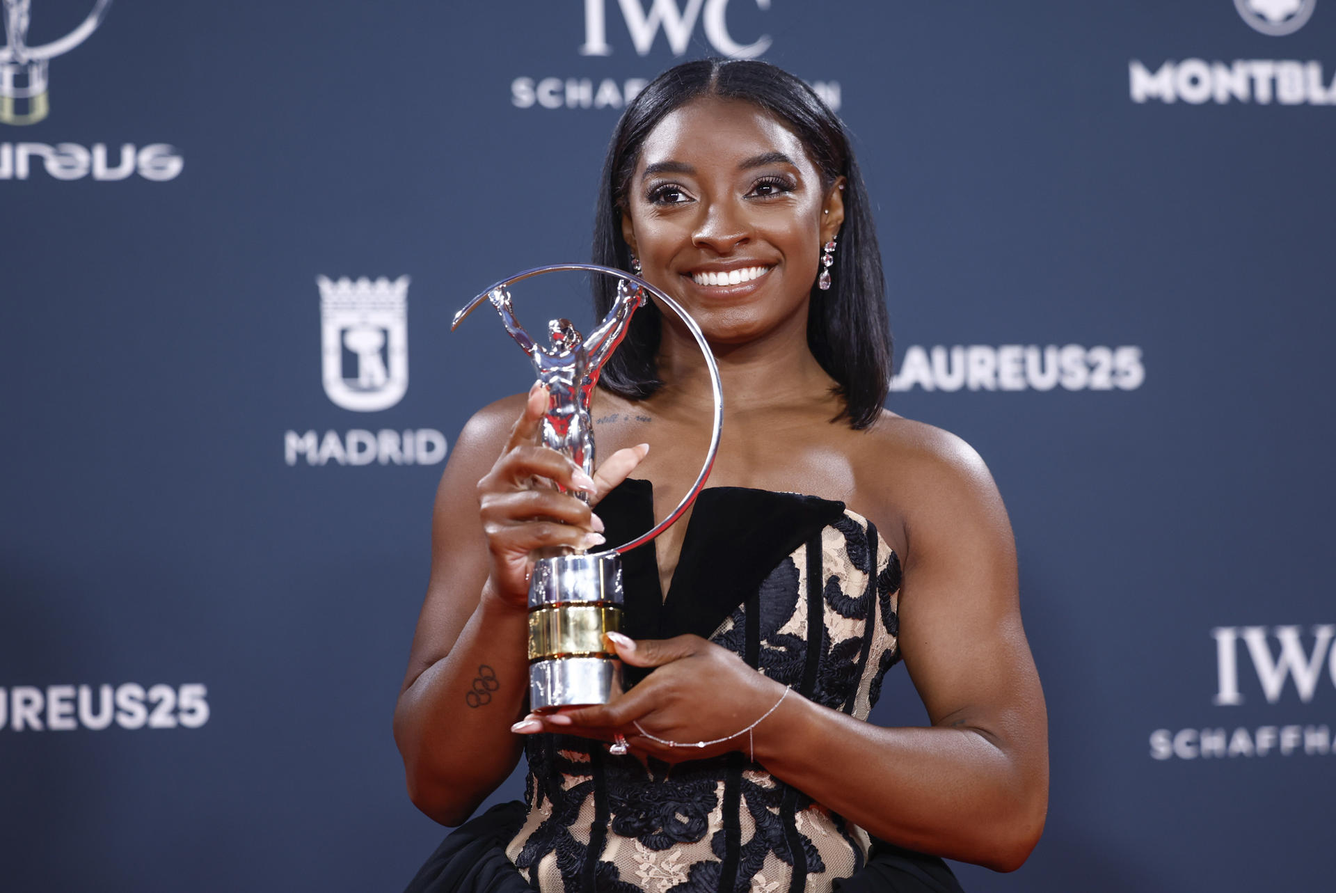 La gimnasta estadounidense Simone Biles posa con su galardón "Deportista mundial del año" durante la ceremonia de entrega de los Premios Laureus que se celebra hoy lunes en Madrid. EFE/ Daniel González.