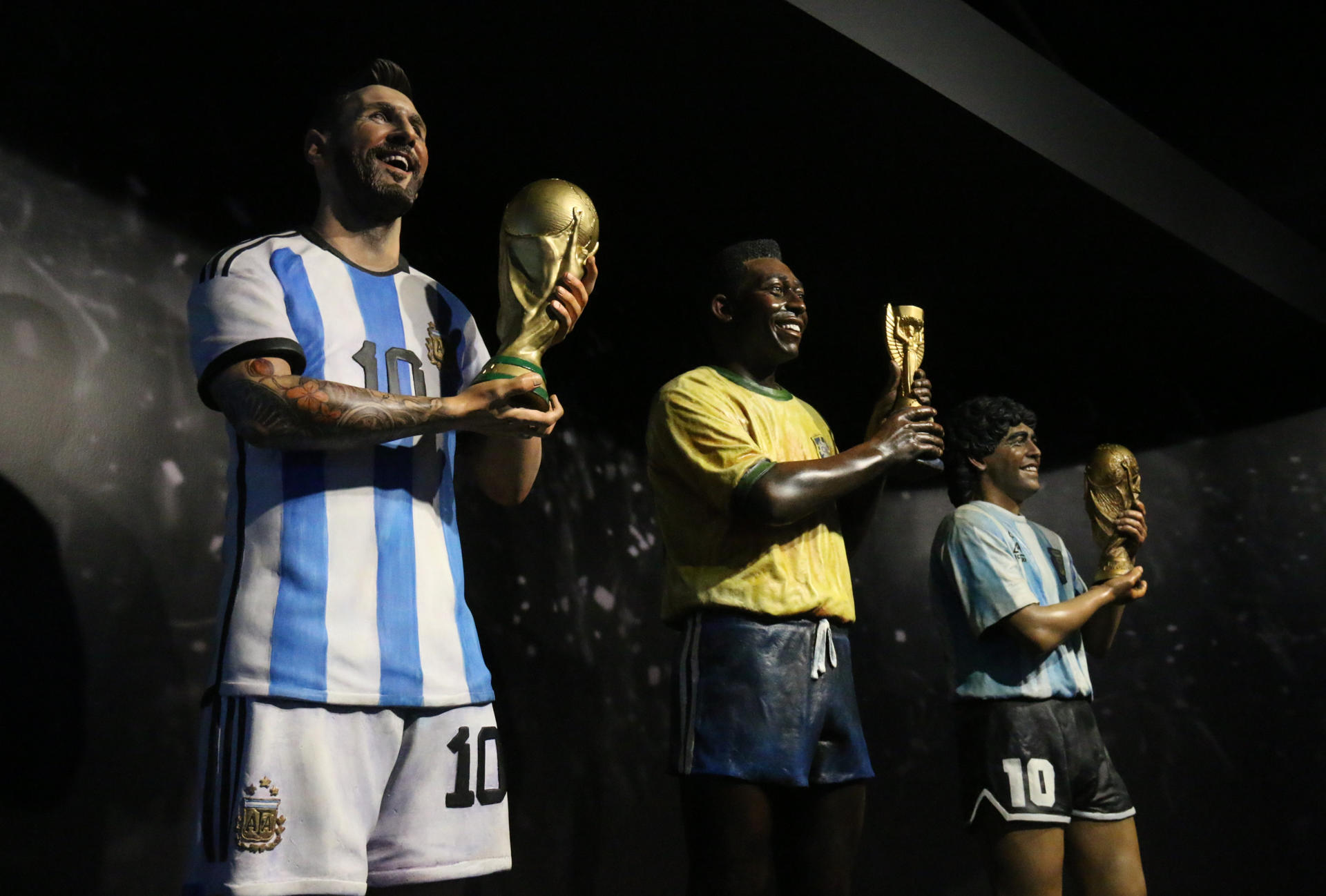 Fotografía de esculturas en tamaño real de los tres que consideran los tres mejores jugadores de fútbol del mundo: el argentino, Lionel Messi, Edson Arantes do Nascimento (Pelé) y el argentino, Diego Armando Maradona, en el museo de la ConmeboEFE/ Nina Osorio /Archivo