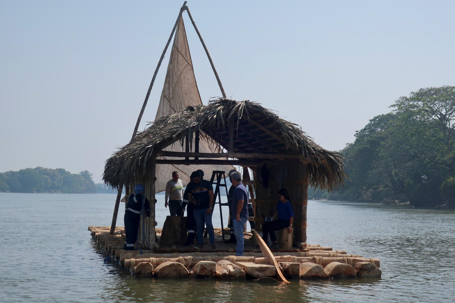 Fotografía de archivo de una embarcación sobre el cauce del río Daule, a unos 50 kilómetros de Guayaquil, en la provincia ecuatoriana de Guayas. Los municipios ubicados en la cuenca de este río, en cuatro provincias ecuatorianas, están en estado de alerta ante posibles inundaciones. EFE/Elías Benarroch