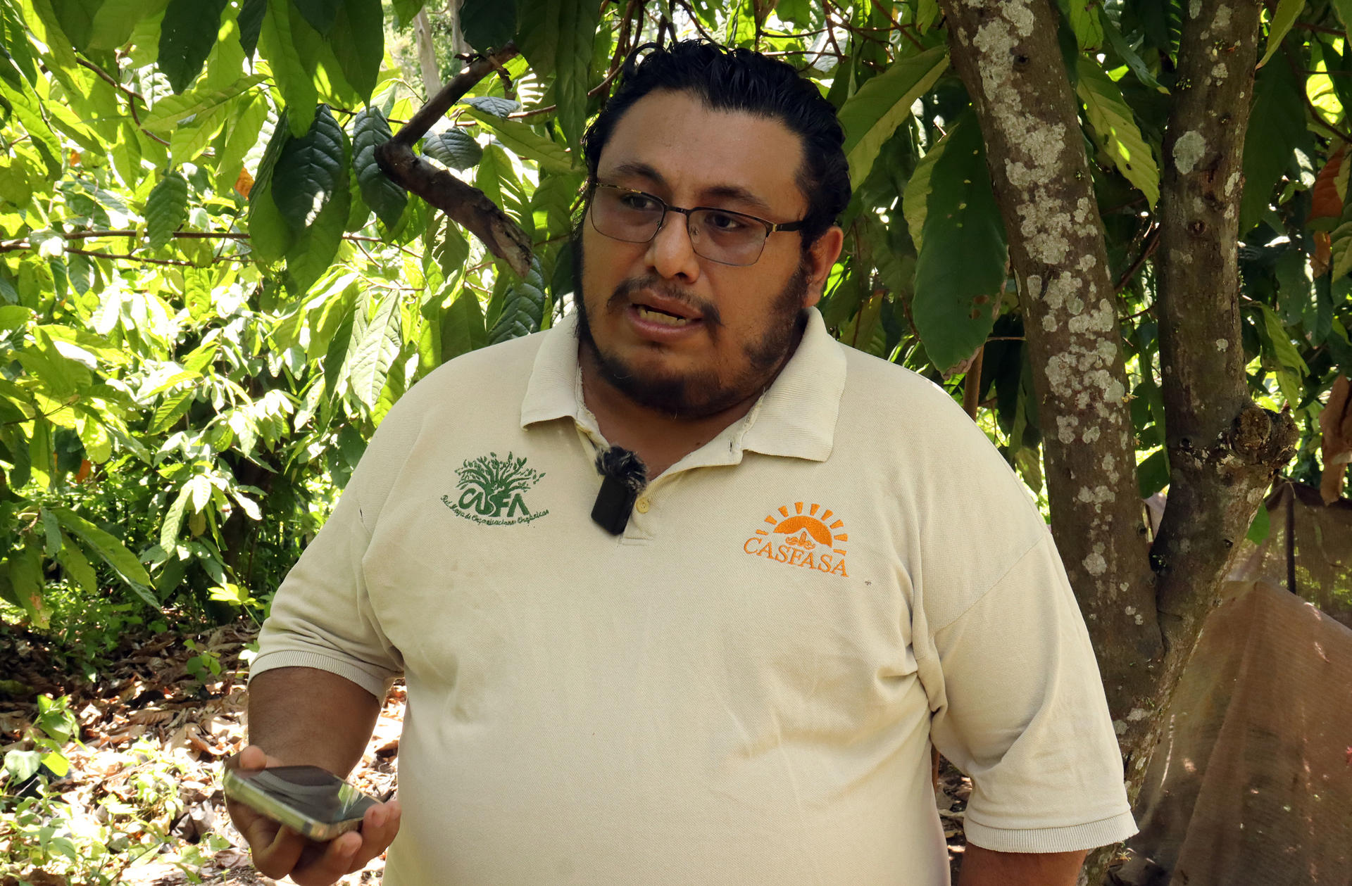 El gerente de producción agroecológica de la cafetalera San Francisco de Asís, Iván Román Noriero, habla durante una entrevista con EFE este miércoles, en el municipio de Tapachula en Chiapas (México). EFE/Juan Manuel Blanco