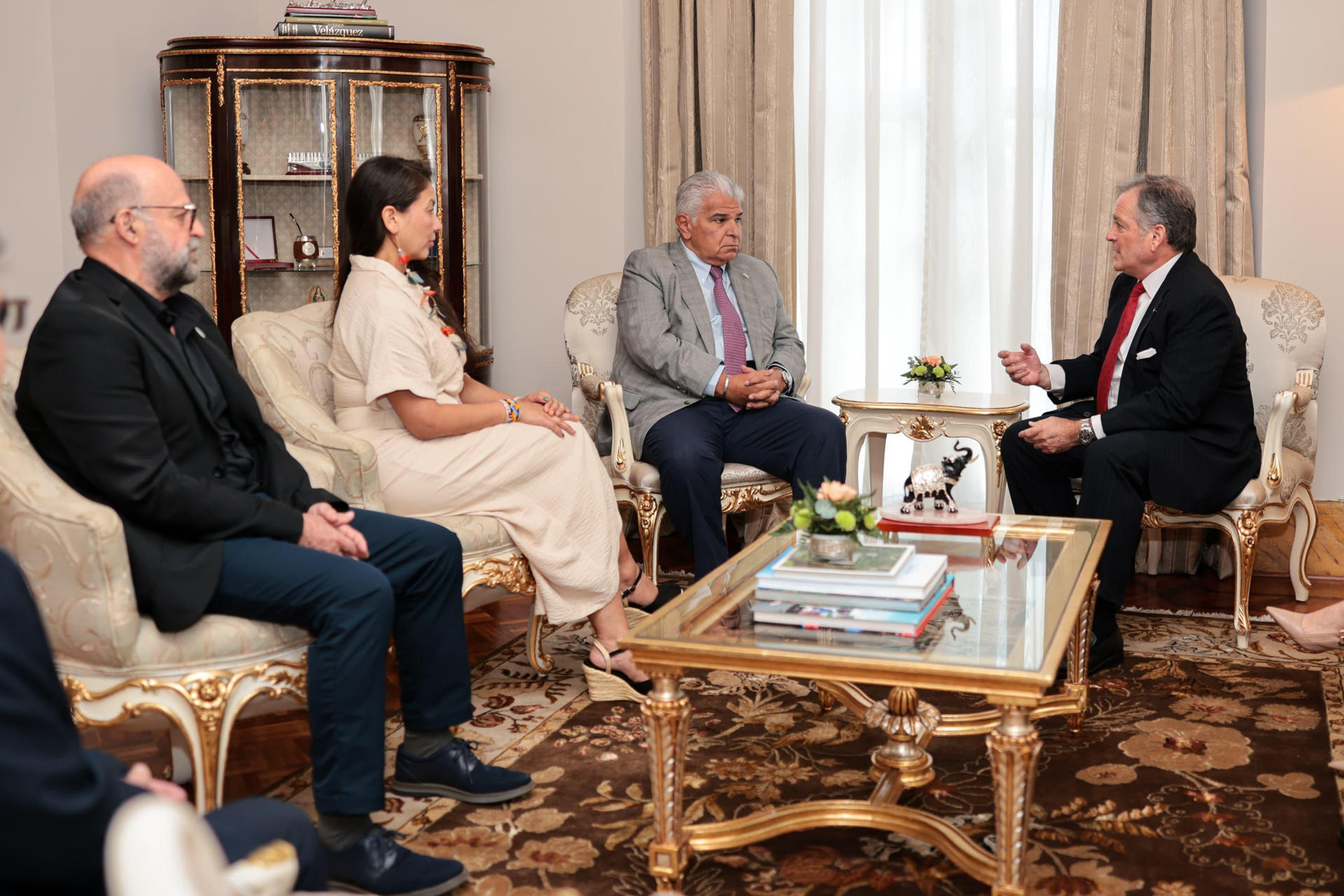 Fotografía cedida por el Gobierno de Panamá del ministro de Ambiente panameño, Juan Carlos Navarro (d), junto al presidente de Panamá, José Raúl Mulino (2d); la ministra de Ambiente y Desarrollo Sostenible de Colombia, Lena Estrada (2i), y el director ejecutivo y presidente del Fondo para el Medio Ambiente Mundial (GEF), Carlos Manuel Rodríguez (i), durante una reunión este viernes, en la sede del Ministerio de Relaciones Exteriores de Panamá, en Ciudad de Panamá (Panamá). EFE/ Gobierno De Panamá